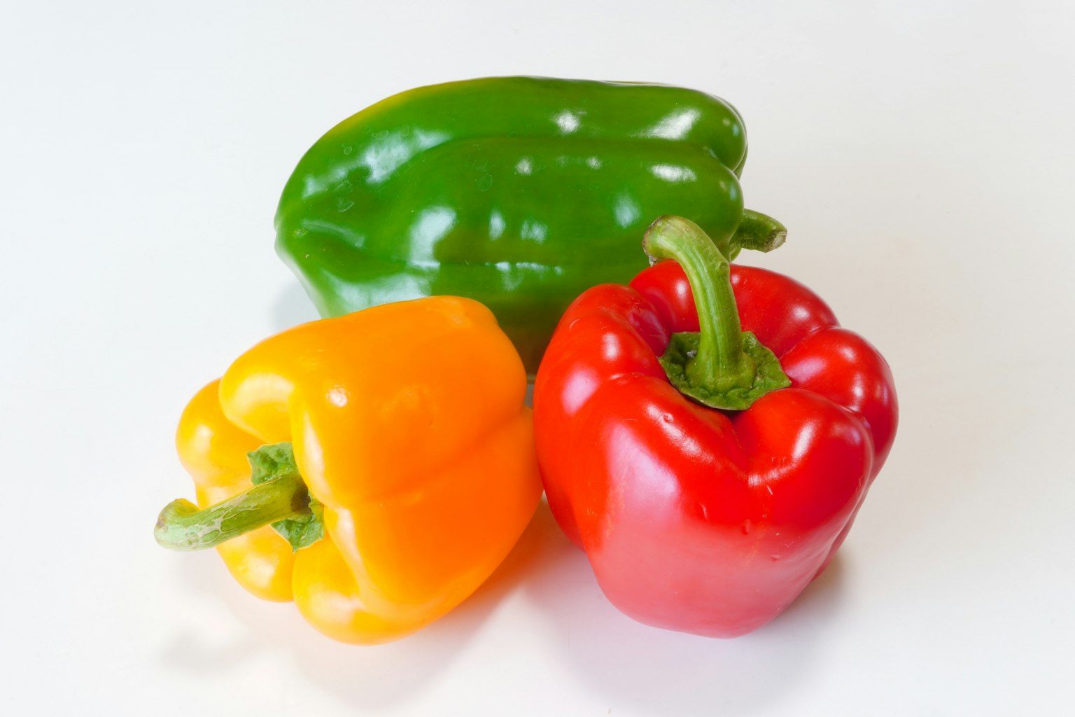 Poivrons frais de couleurs rouge, jaune et vert disposés ensemble