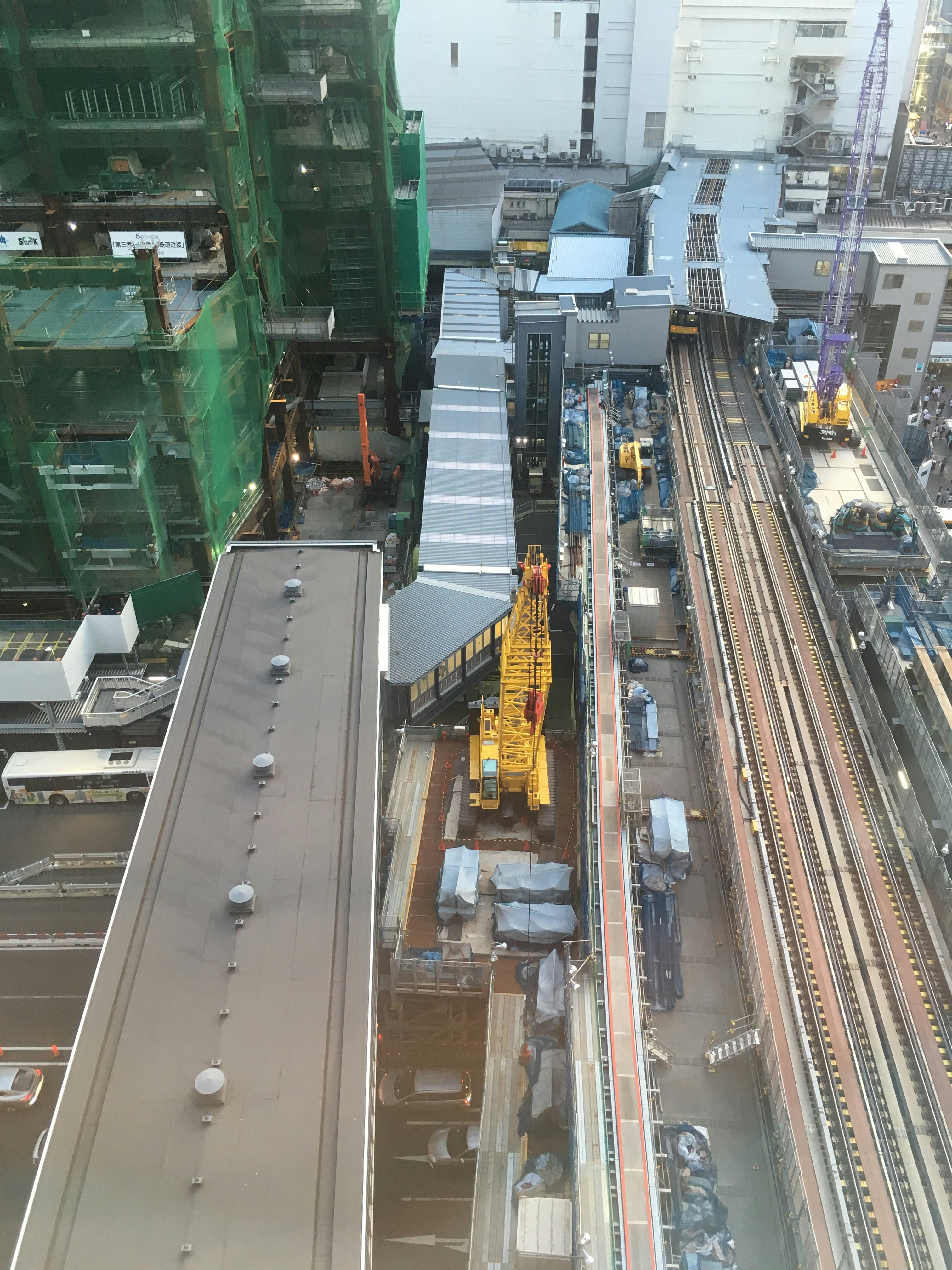 高架鐵道路軌與車站周邊城市景觀