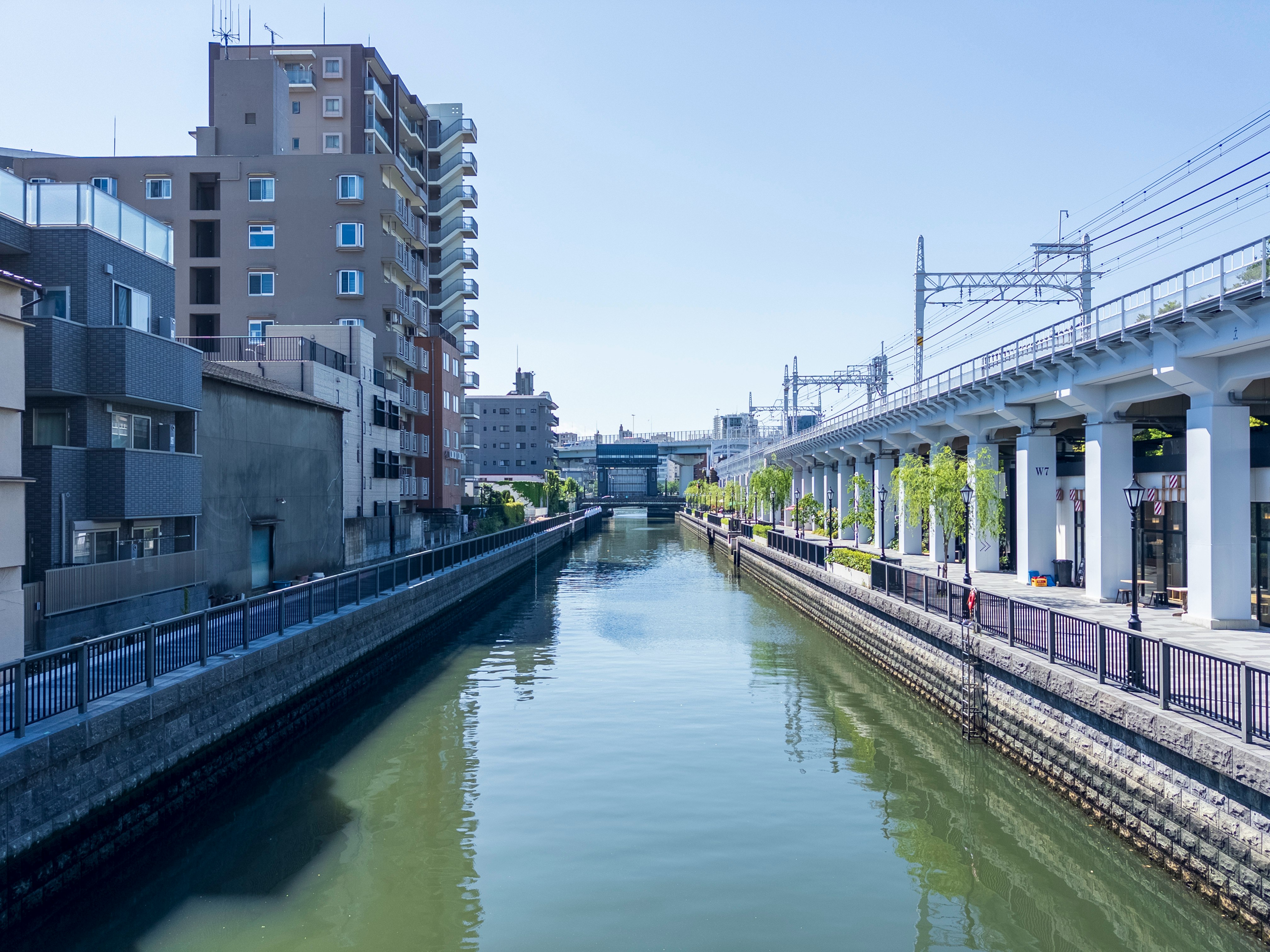 北十間川の水面と運河沿いの高架橋