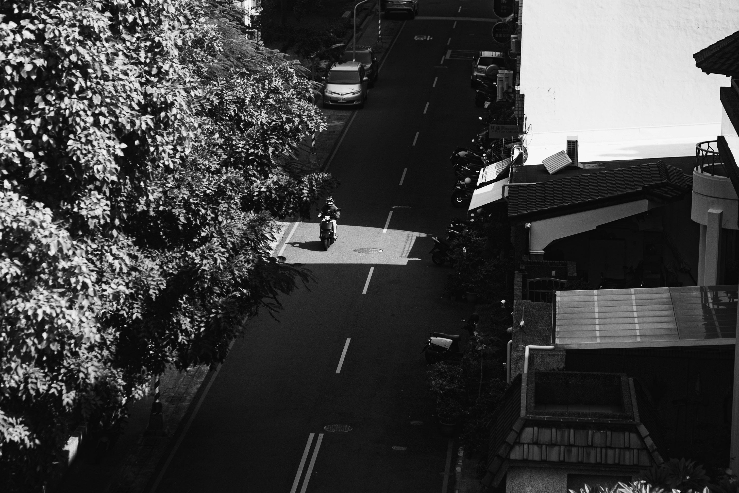建物の狭い隙間から光が差し込む路地の風景
