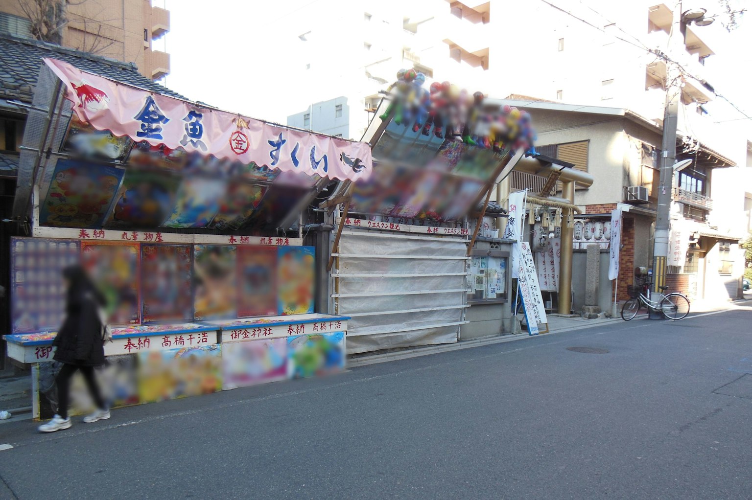 Vue de rue avec des étals vides et des décorations colorées