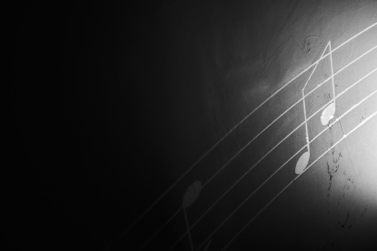 黒い背景に白い音符が描かれているシンプルな画像