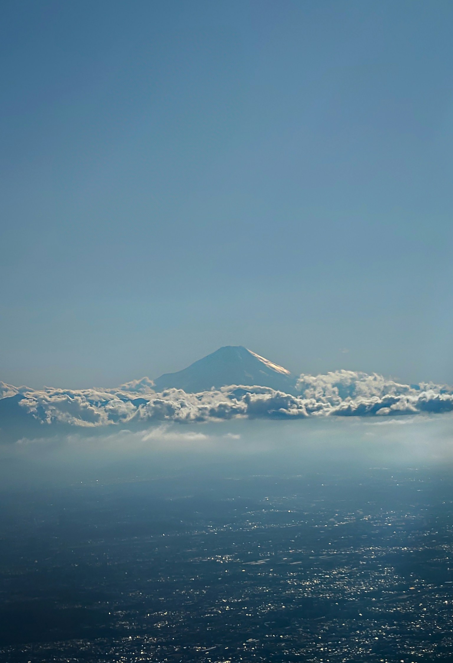青い空と雲の中に富士山が見える風景
