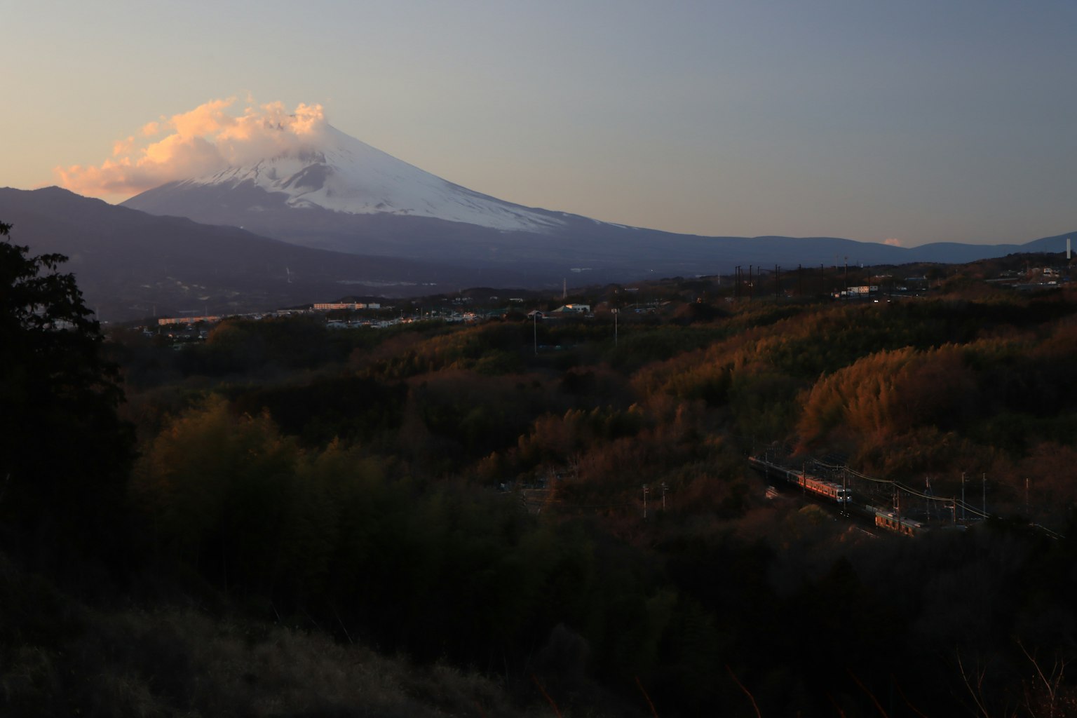 Vista del atardecer del monte Fuji con colinas circundantes