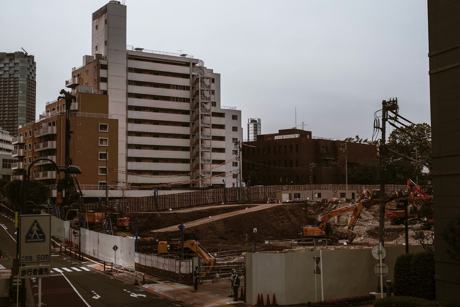 城市區域的建設工地和周圍建築