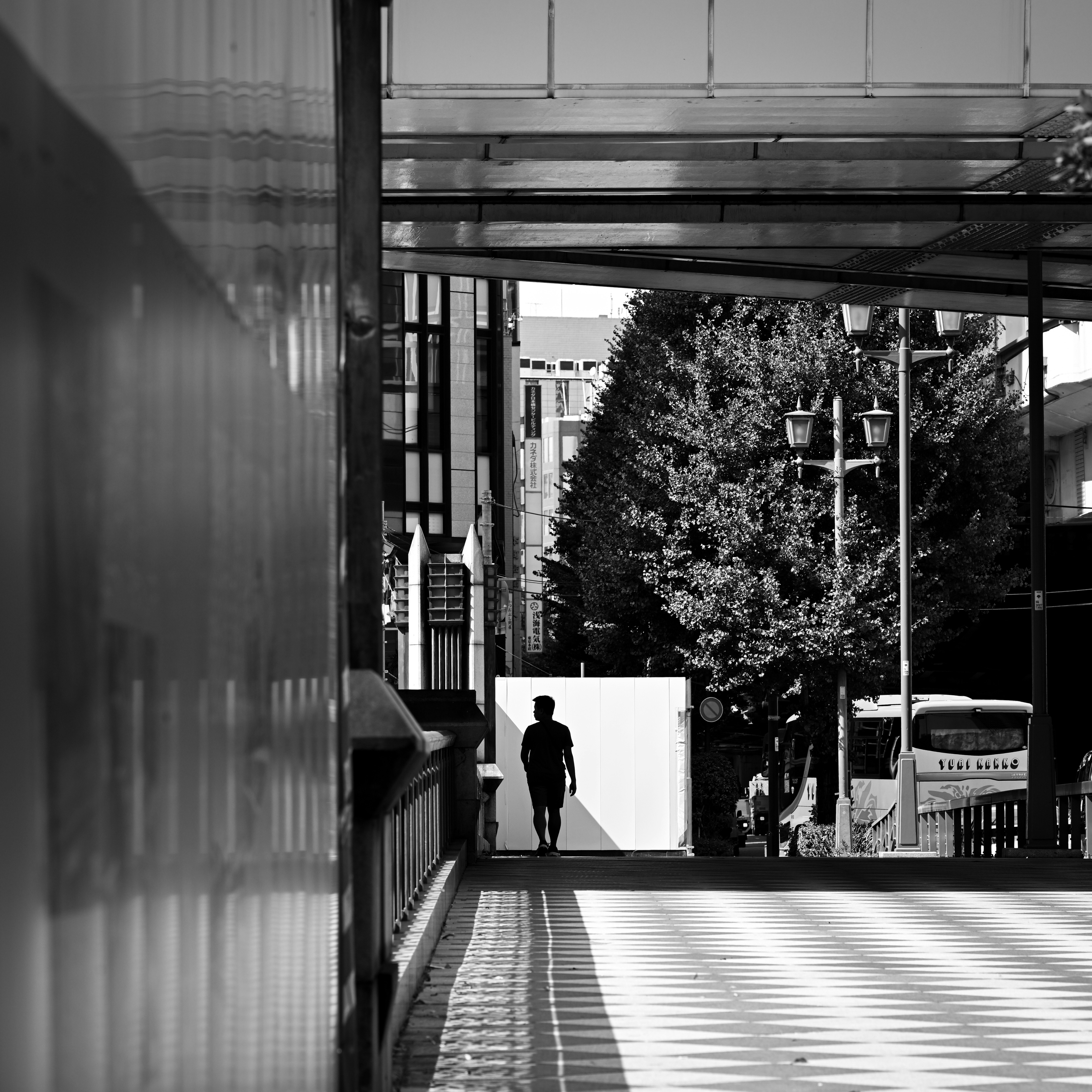 江戸橋の路地を歩く一人のシルエット