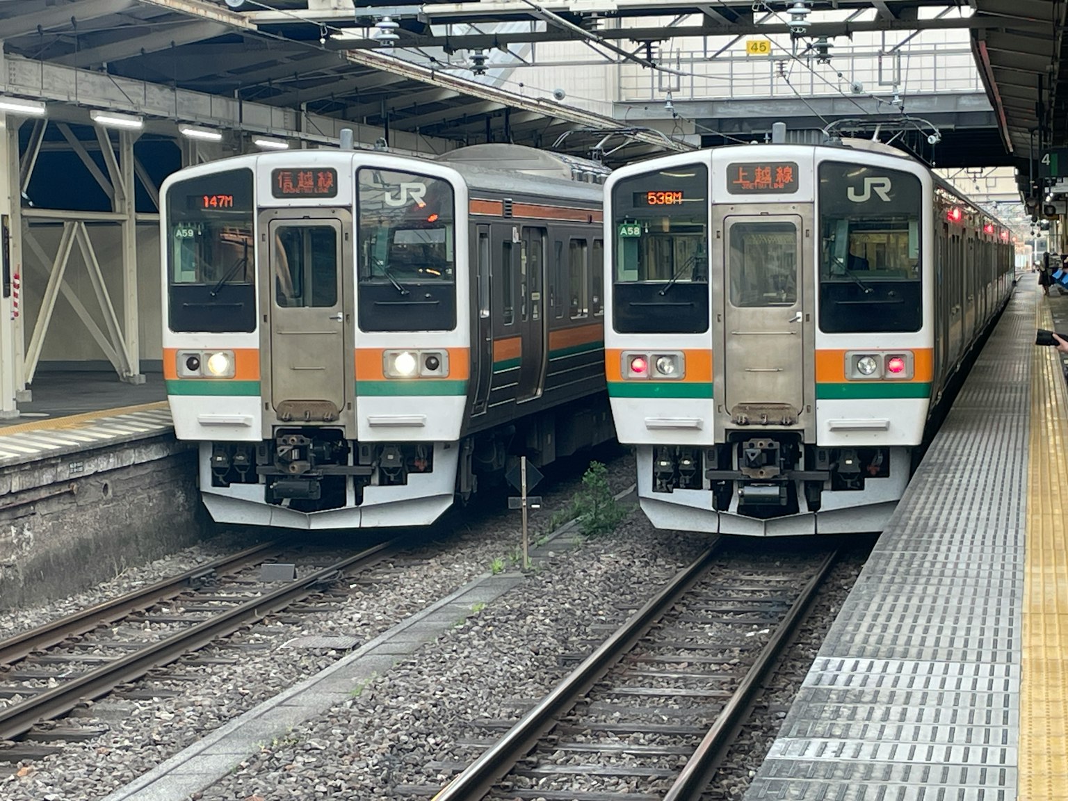 Dua kereta JR berdampingan di stasiun