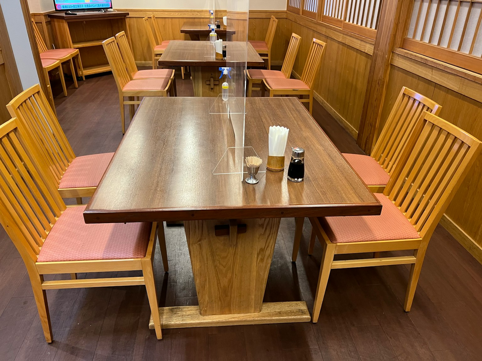 Intérieur d'un restaurant japonais avec des tables et des chaises en bois