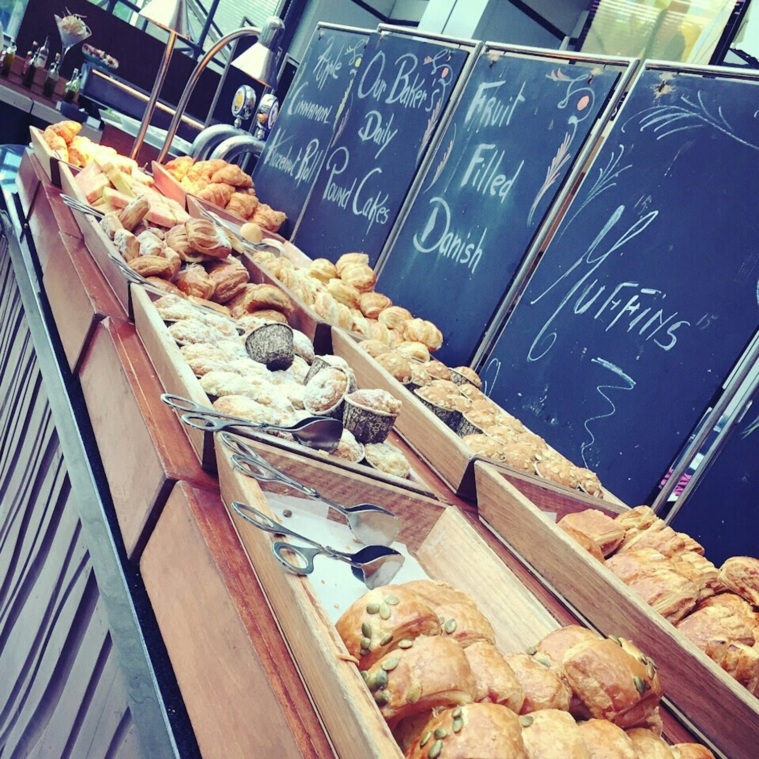 Ein Buffet-Tisch mit frisch gebackenen Gebäckstücken und Muffins