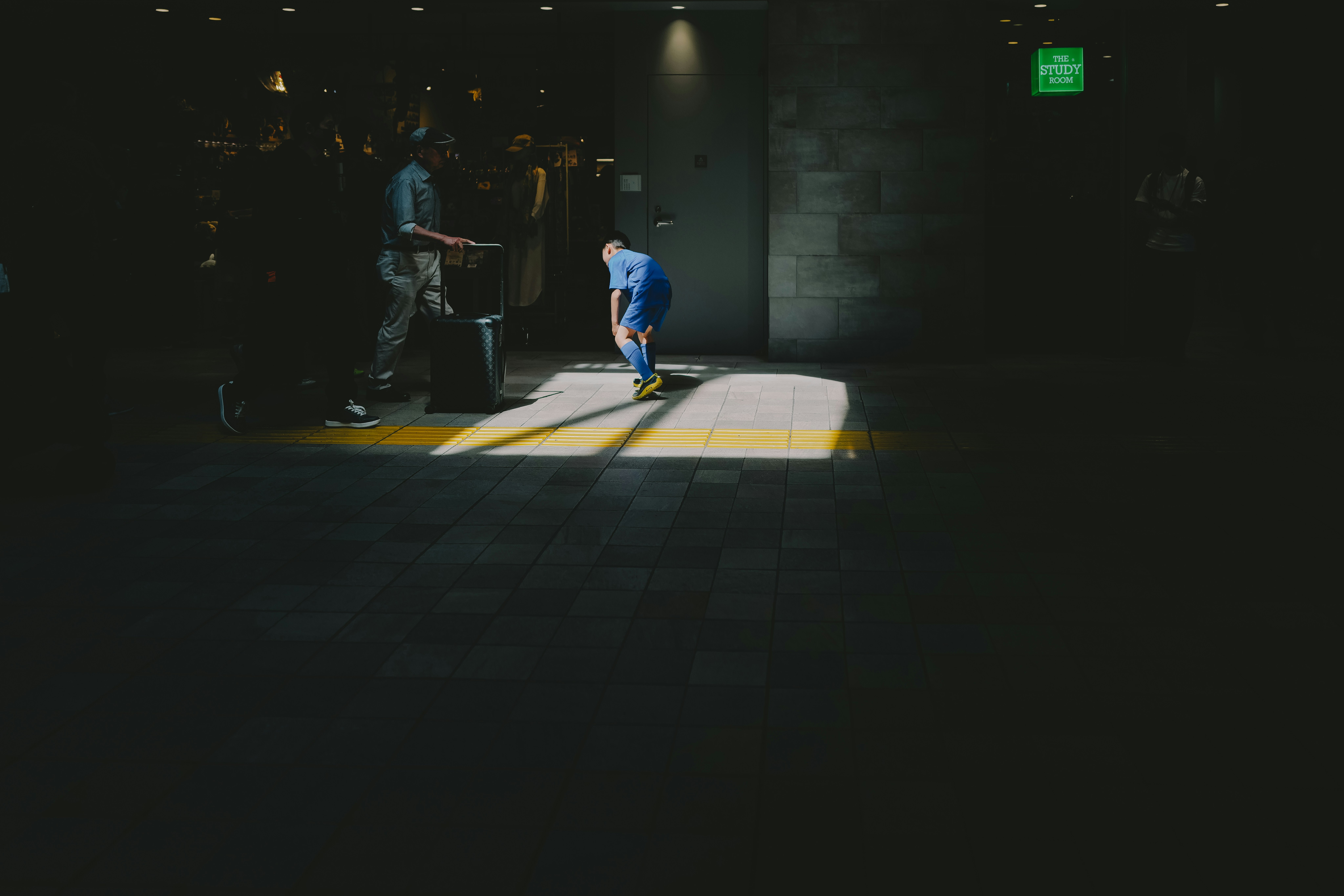 paso subterráneo nocturno con peatones caminando