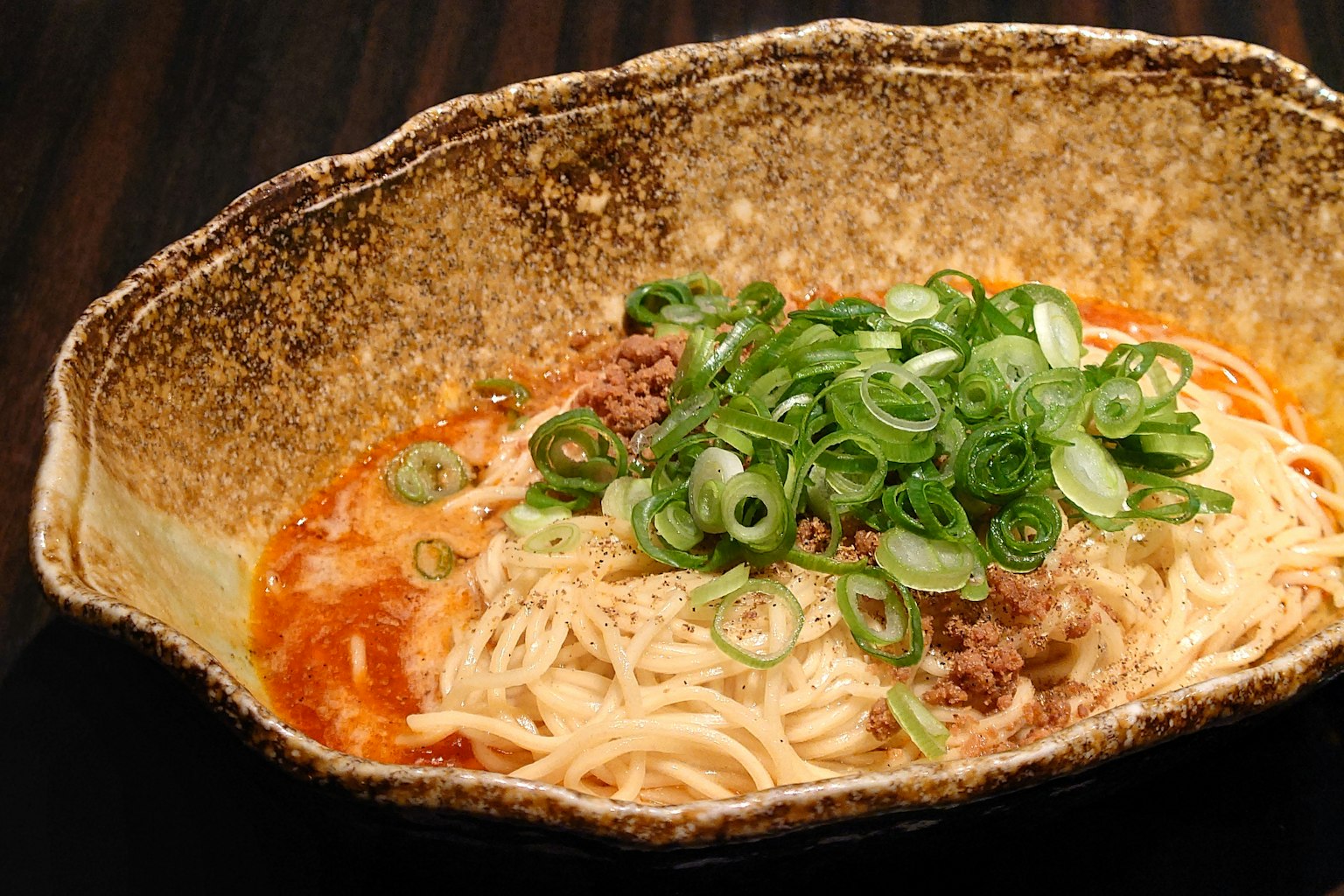 Bol de ramen chaud avec des nouilles fines et des oignons verts en garniture