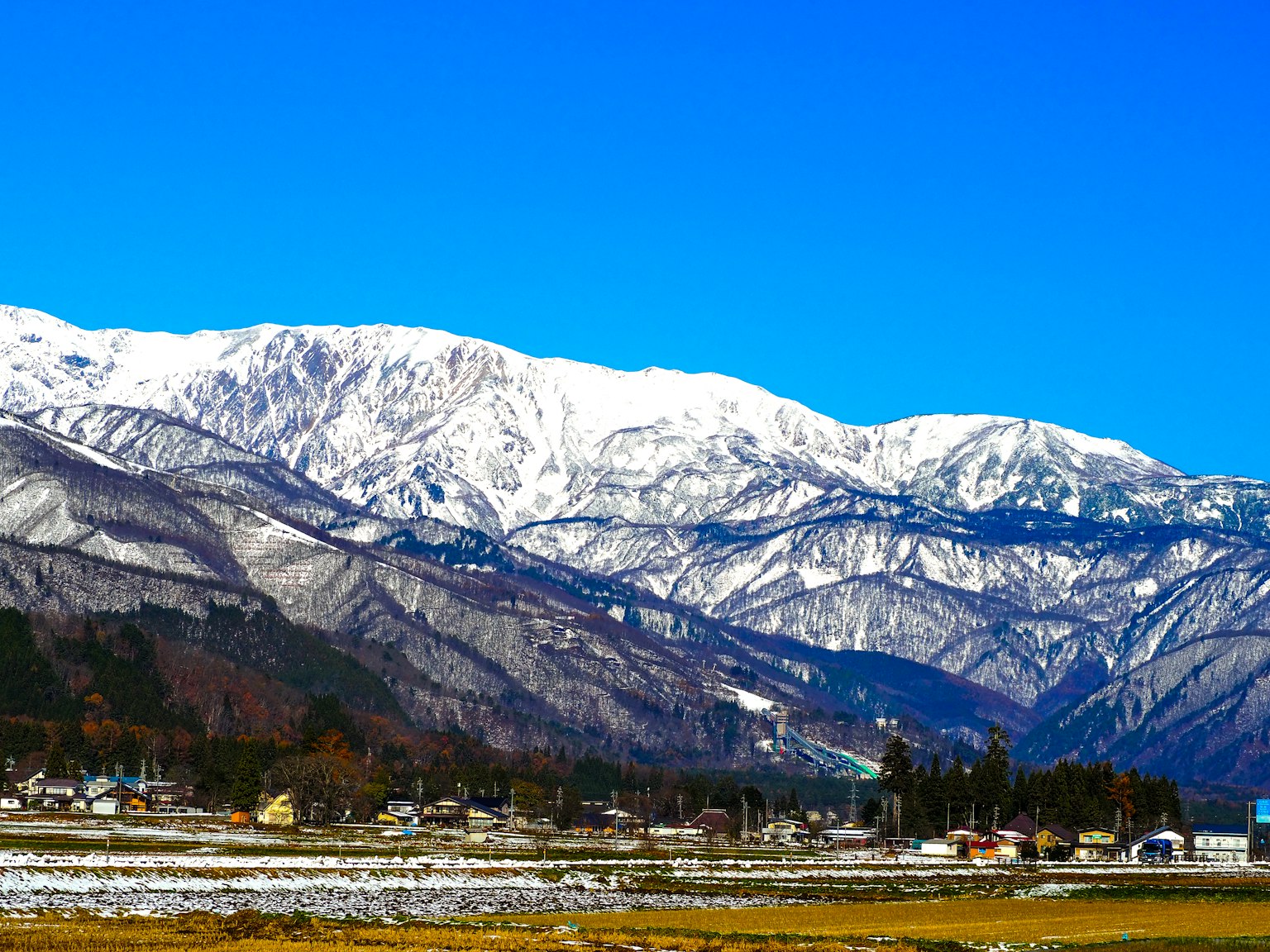 雪覆盖的山脉和蓝天的美丽风景