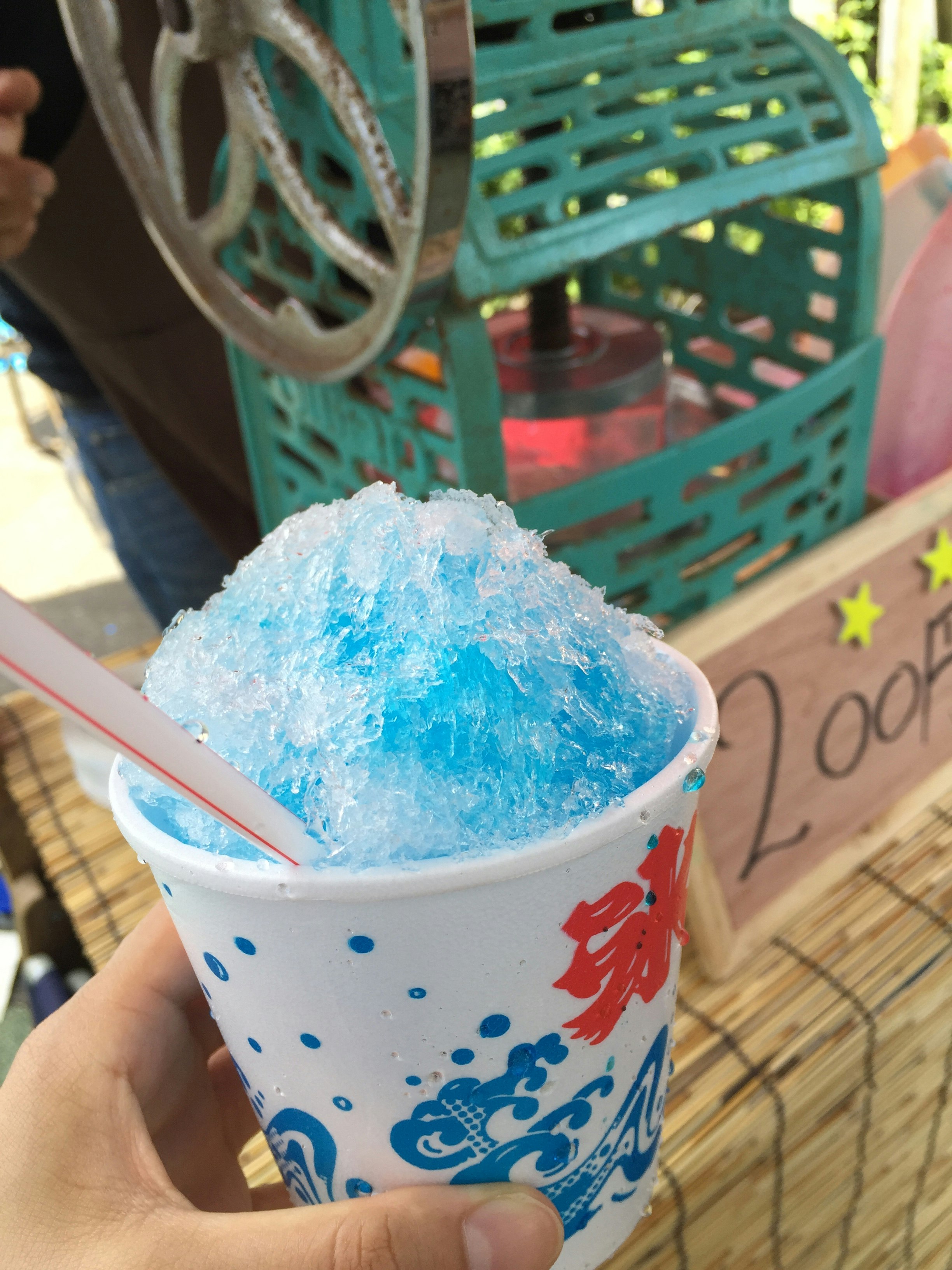 vaso de hielo raspado en la mano con cuchara