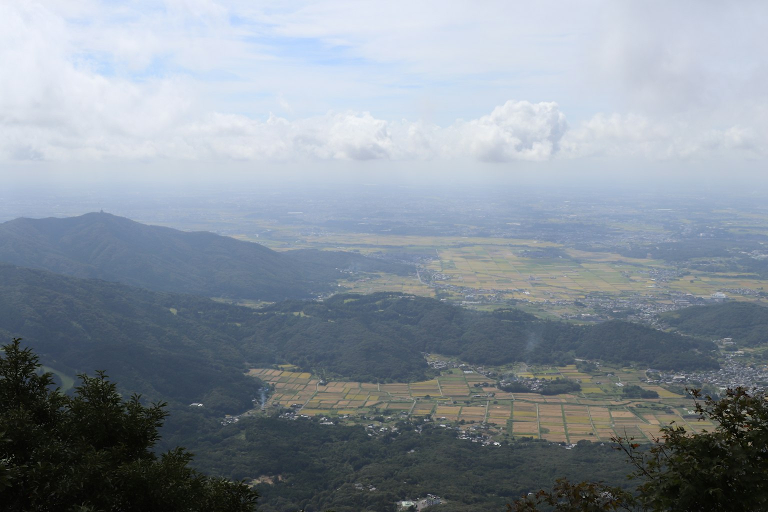 從山上俯瞰的廣闊景觀綠色山谷和多雲的天空