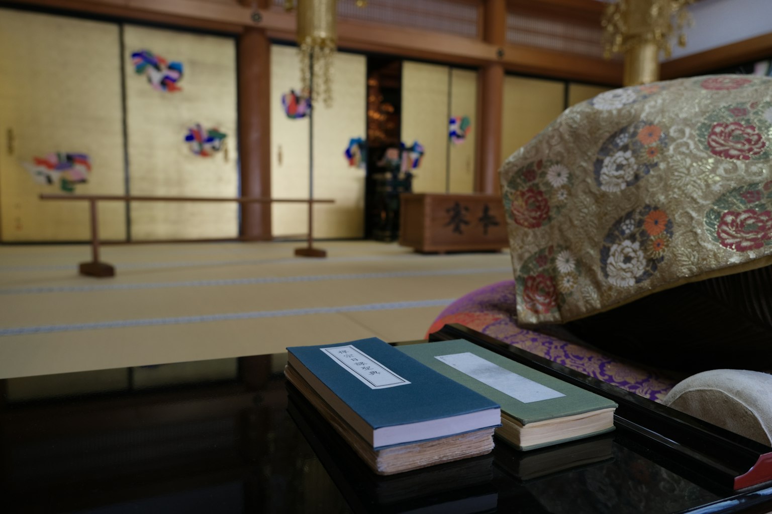 传统日本房间内部，展示书籍和装饰性布料