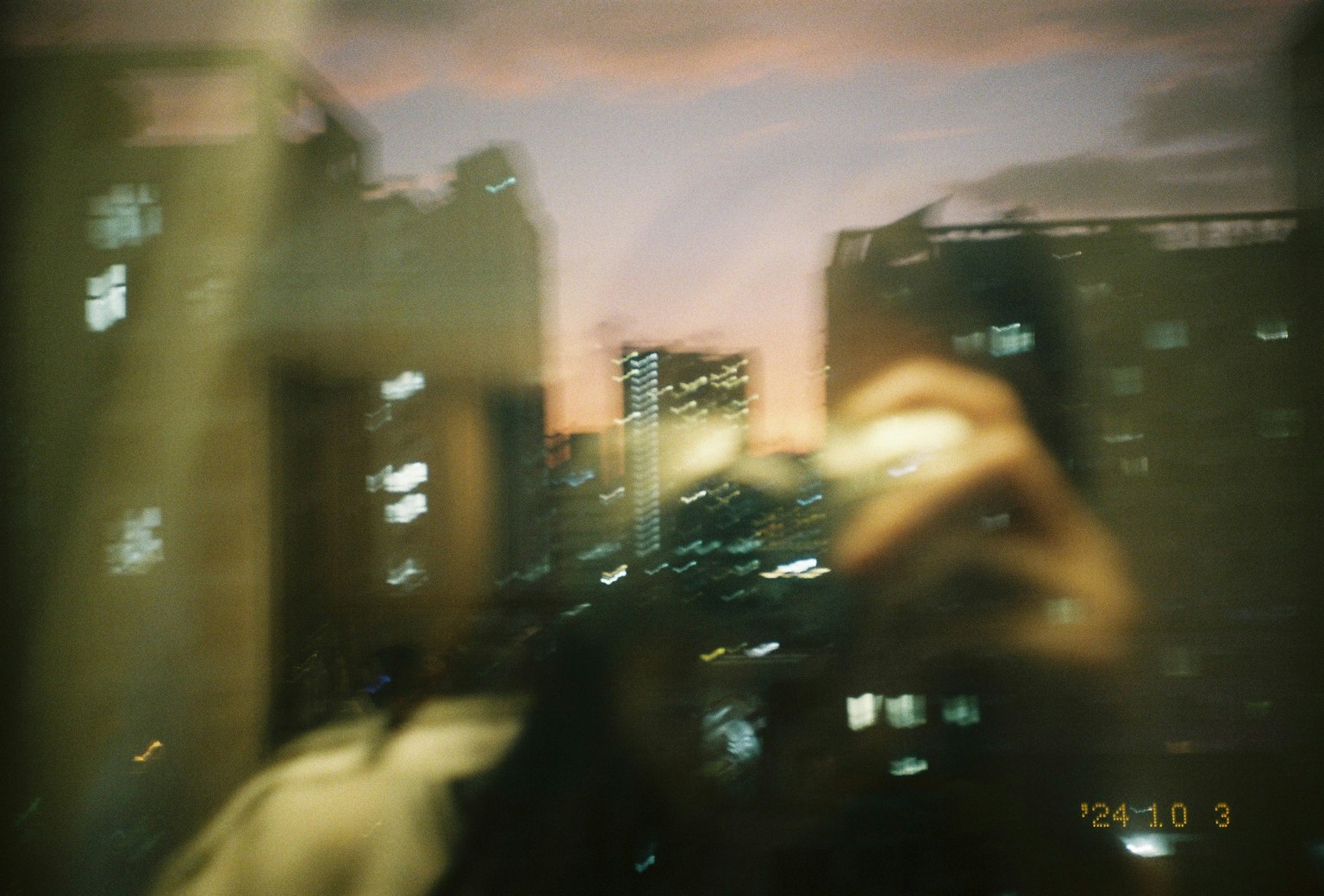 Paesaggio urbano sfocato con riflesso di tramonto