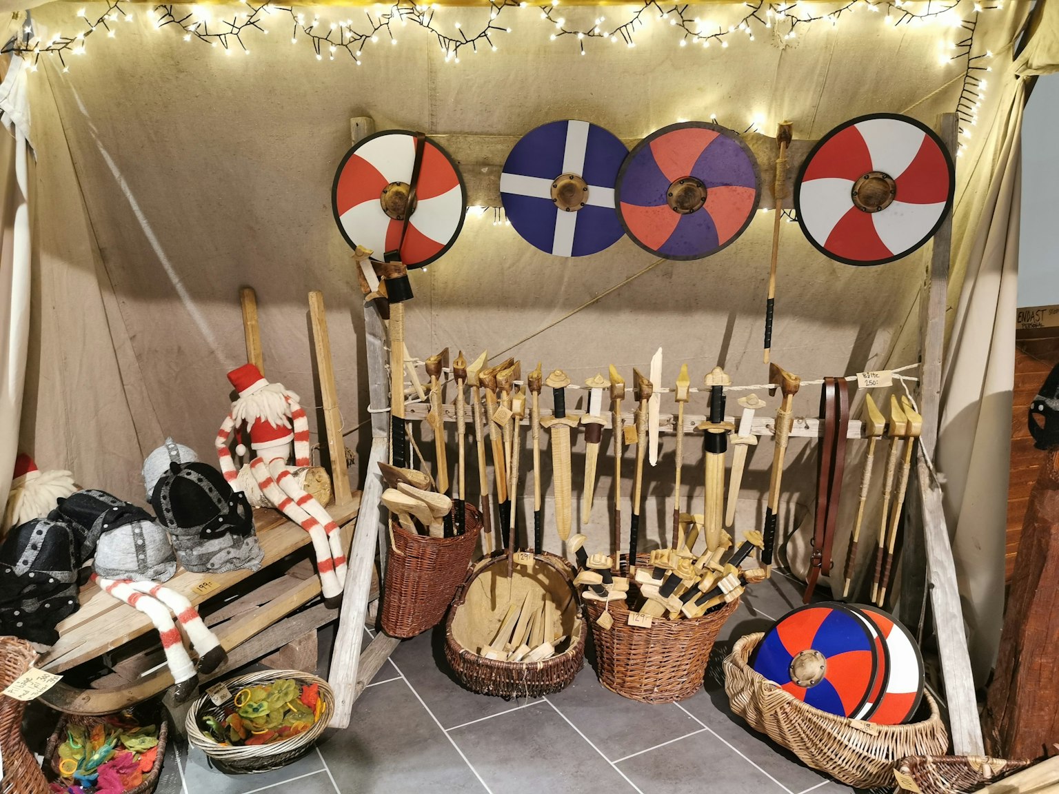 Intérieur d'une tente affichant des armes et des boucliers vikings