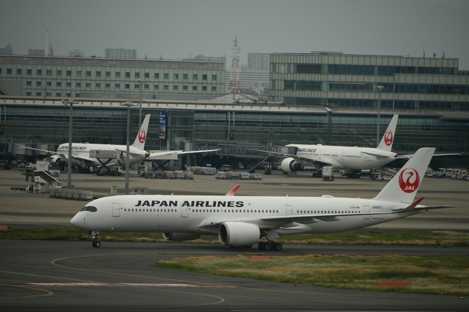 日本航空客機在機場跑道上準備起降的畫面