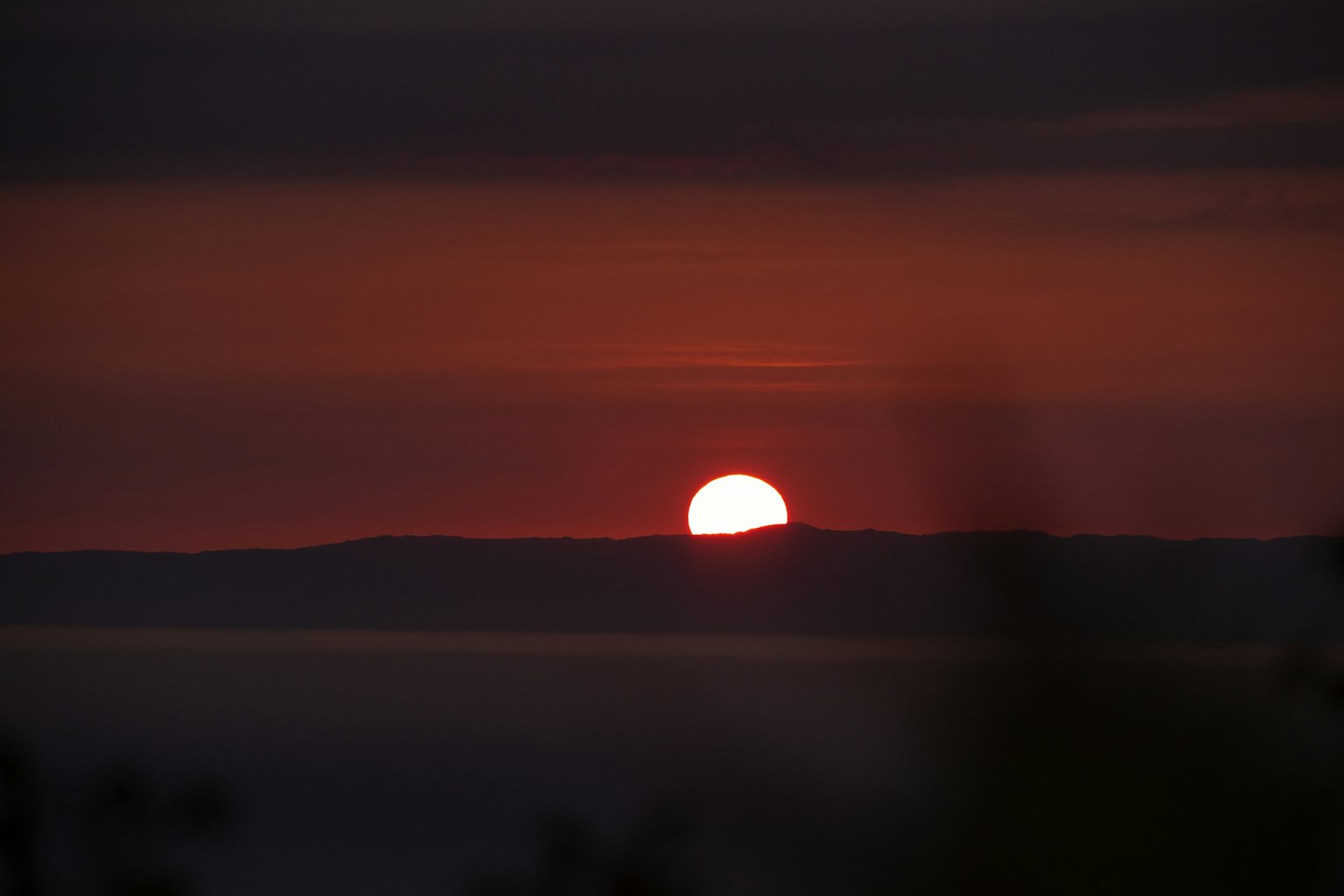 Stupendo tramonto all'orizzonte con colori vivaci