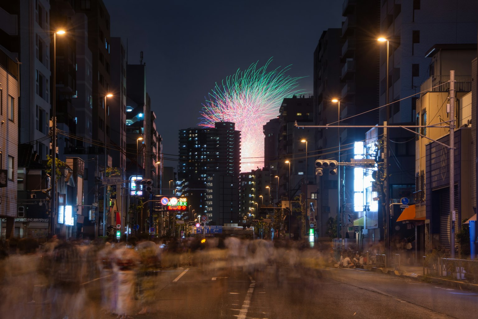 Paysage urbain nocturne avec des feux d'artifice illuminant le ciel