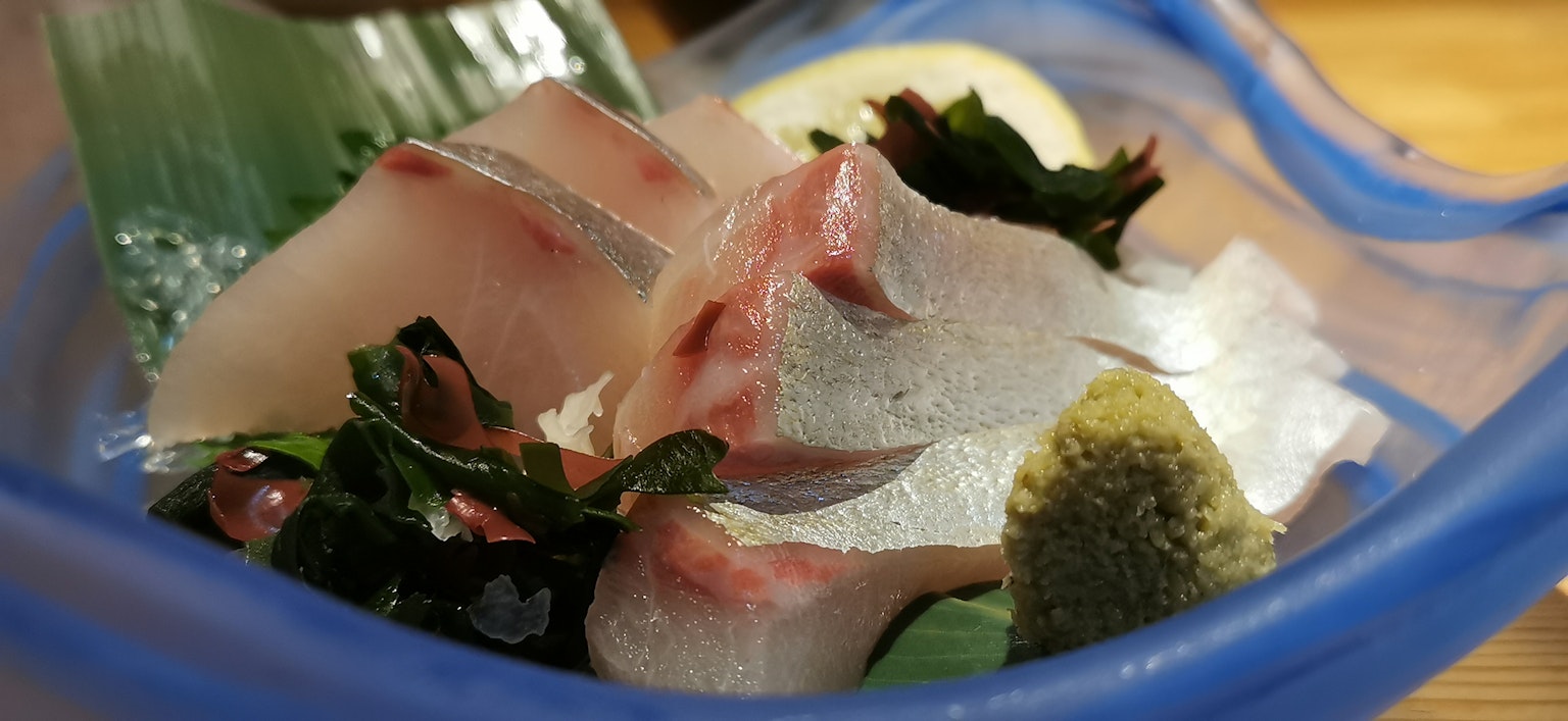 新鲜刺身和海藻拼盘