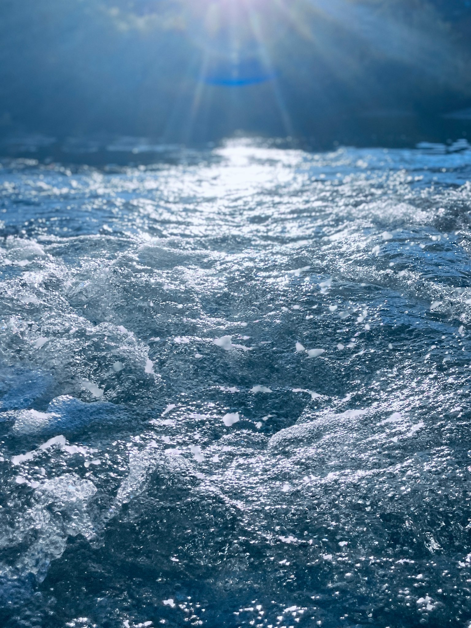 水面に反射する光と波の動きが美しい青い水の風景