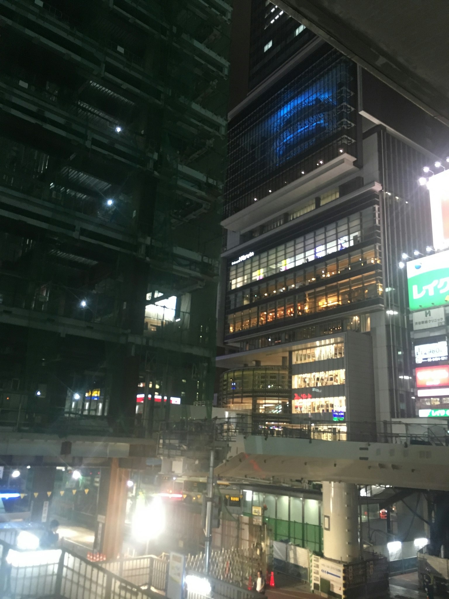 夜晚城市建筑的视图，带有照明的商业空间