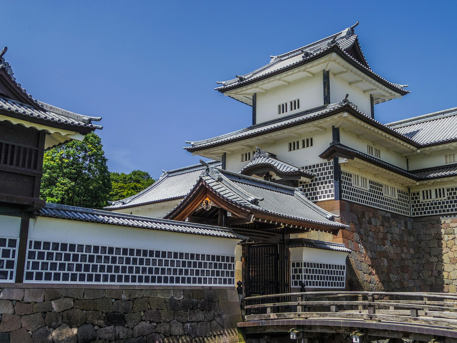 Impresionante vista de un castillo japonés que muestra la arquitectura tradicional