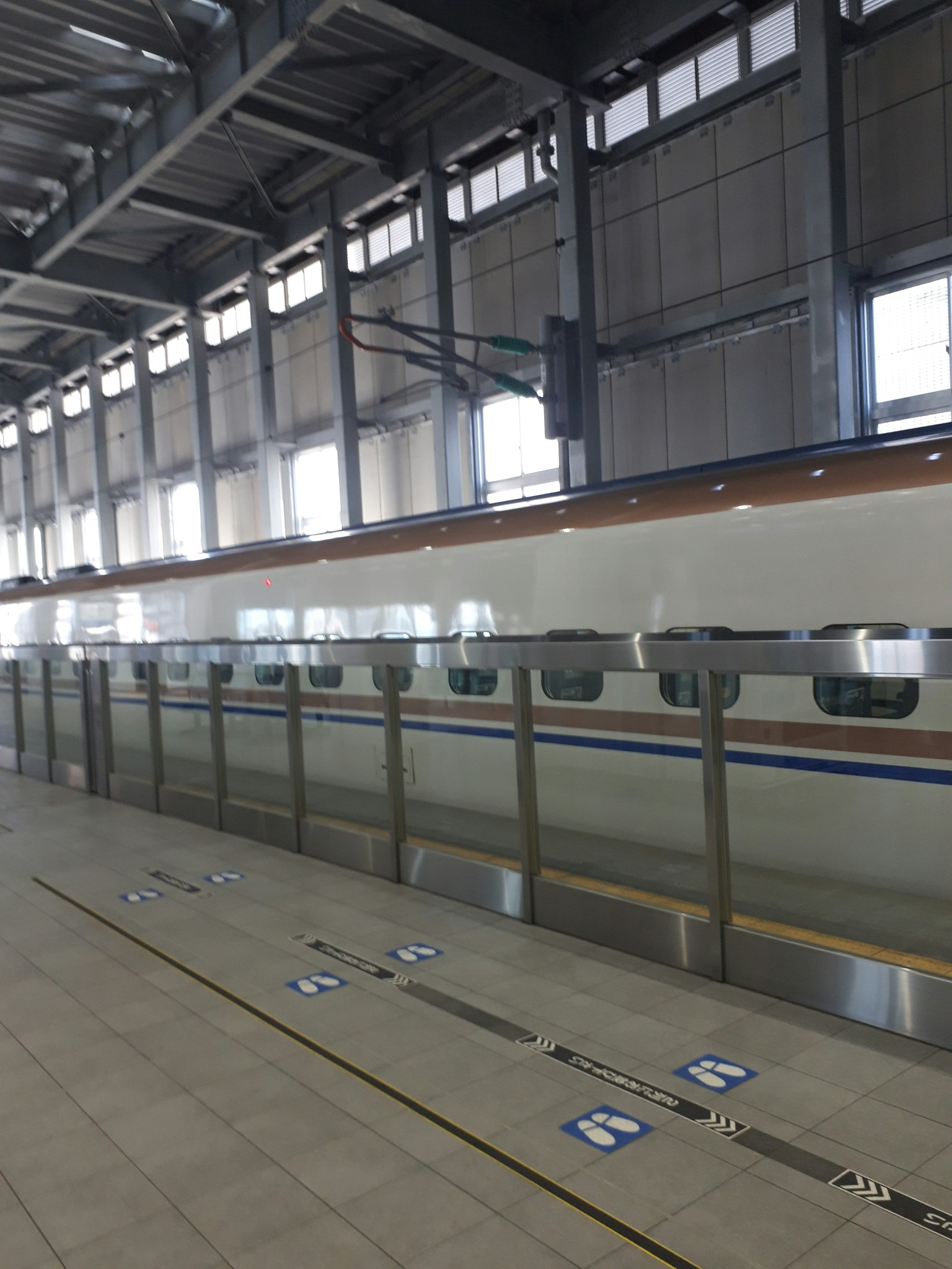 Treno Shinkansen in una stazione con architettura moderna