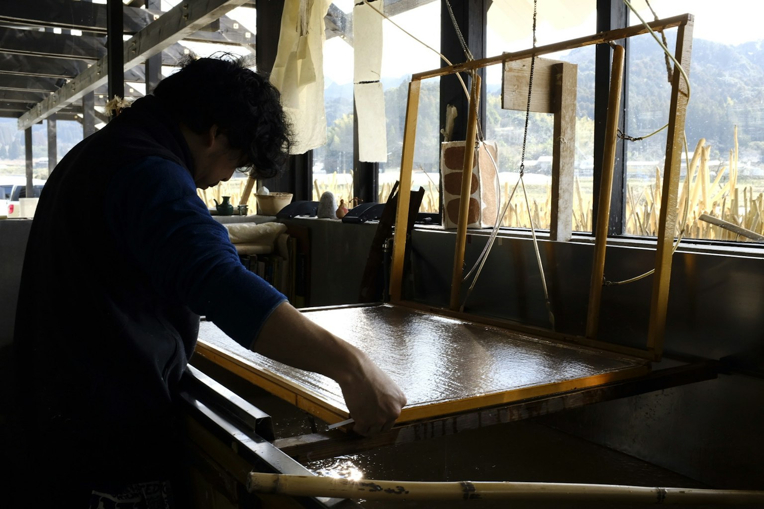 一名男子正在處理製作和紙的工具