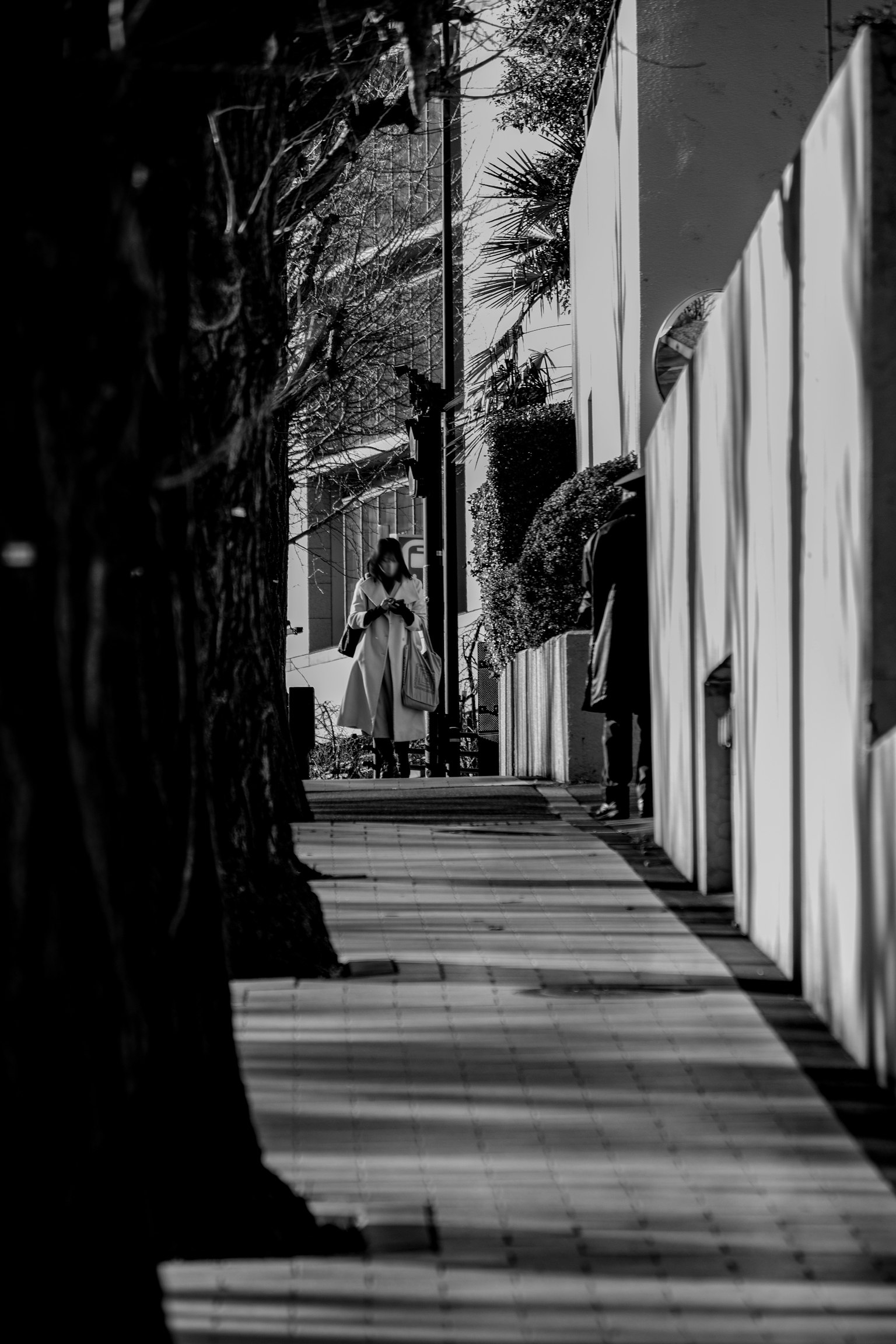 Rue calme avec des gens marchant en noir et blanc