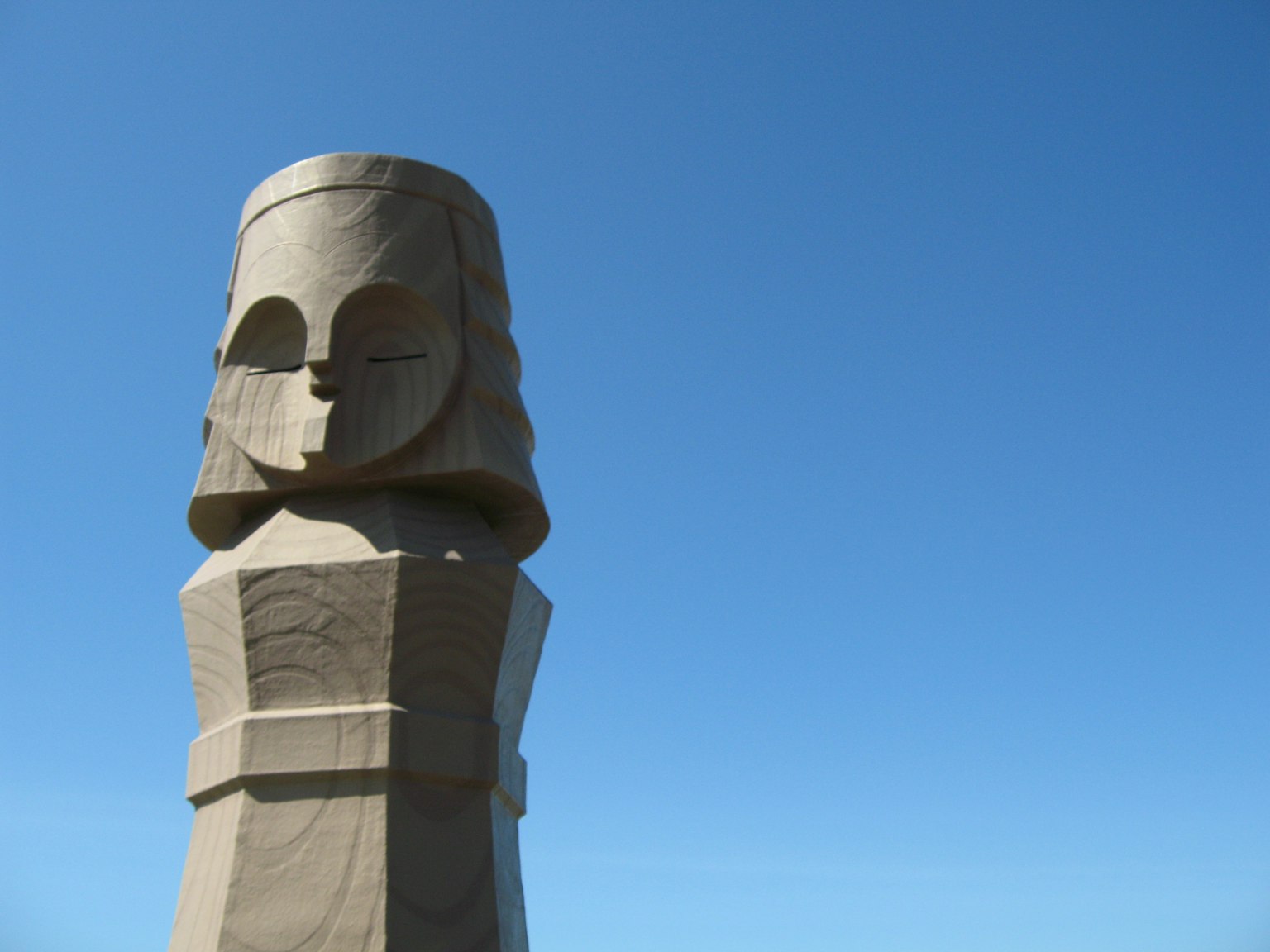 Scultura Moai che si erge sotto un cielo blu