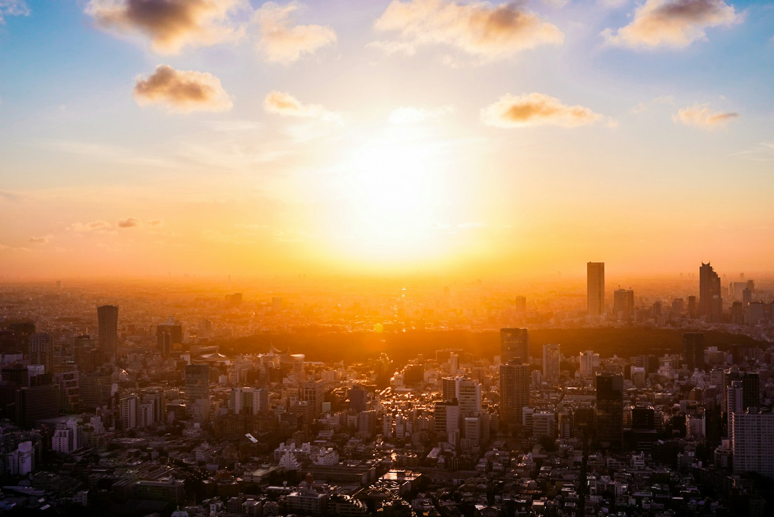東京城市天際線上的日落