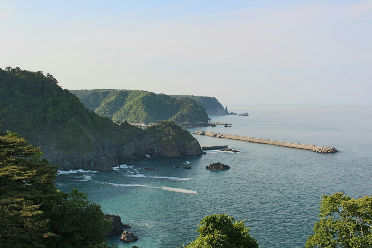 Pemandangan indah laut biru dan gunung hijau