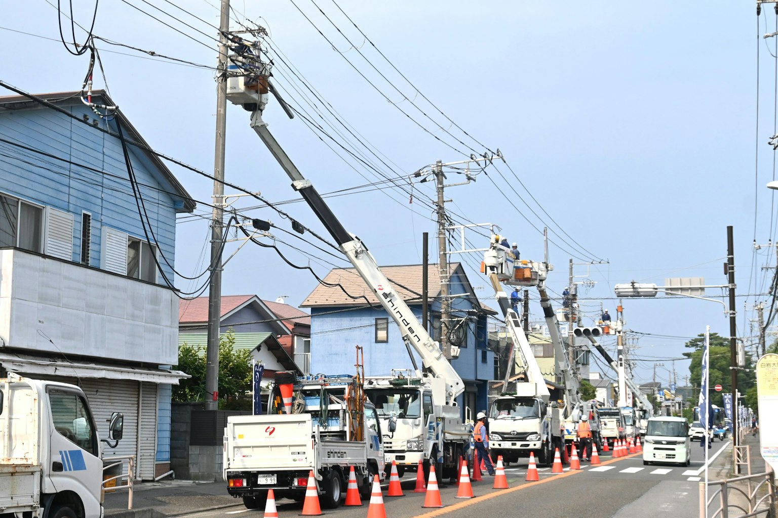 電力線路維修現場的工作人員和卡車場景