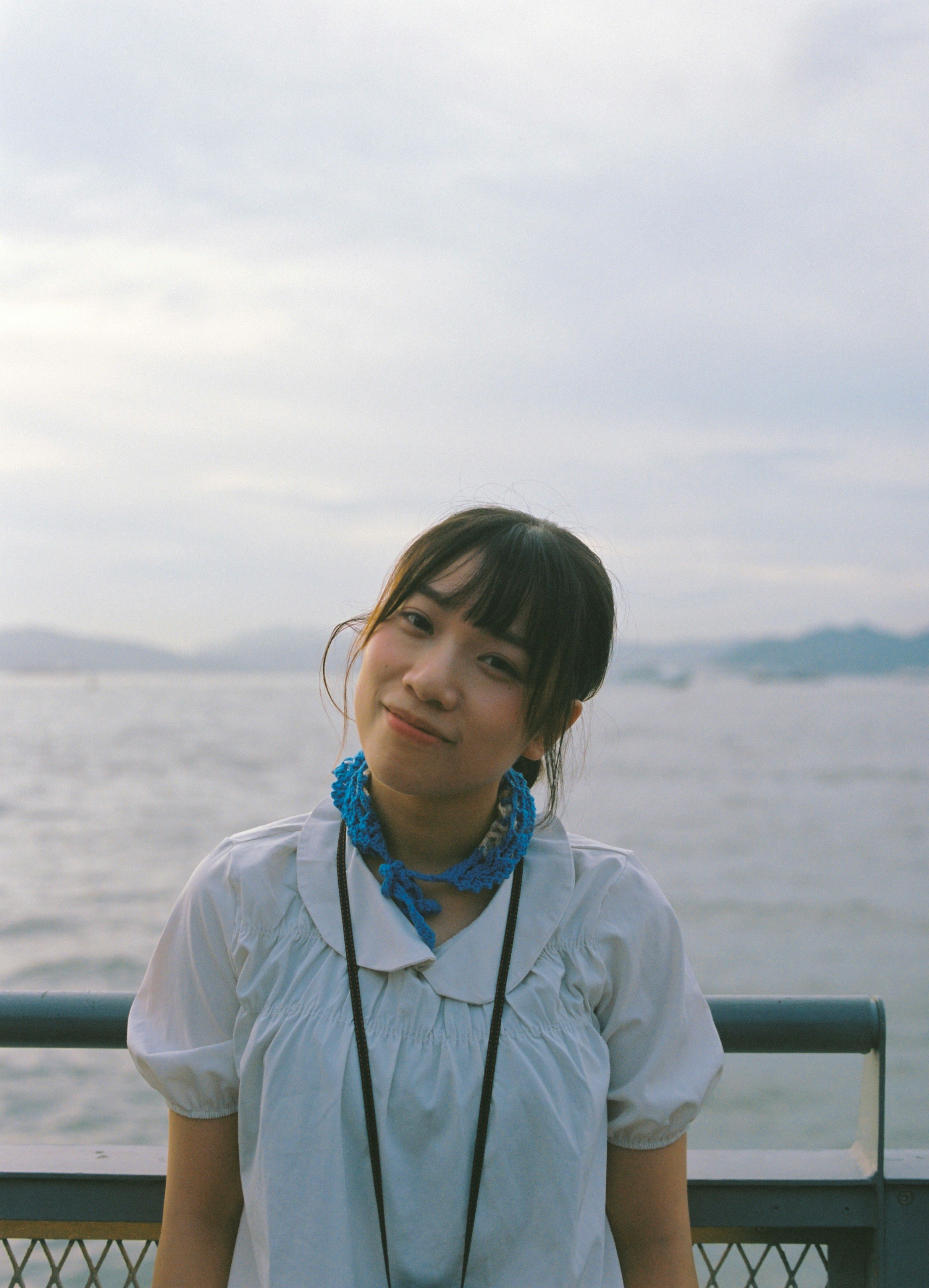 湖畔の船上で微笑む女性