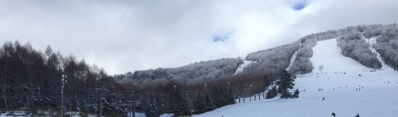 Paisaje montañoso cubierto de nieve y estación de esquí