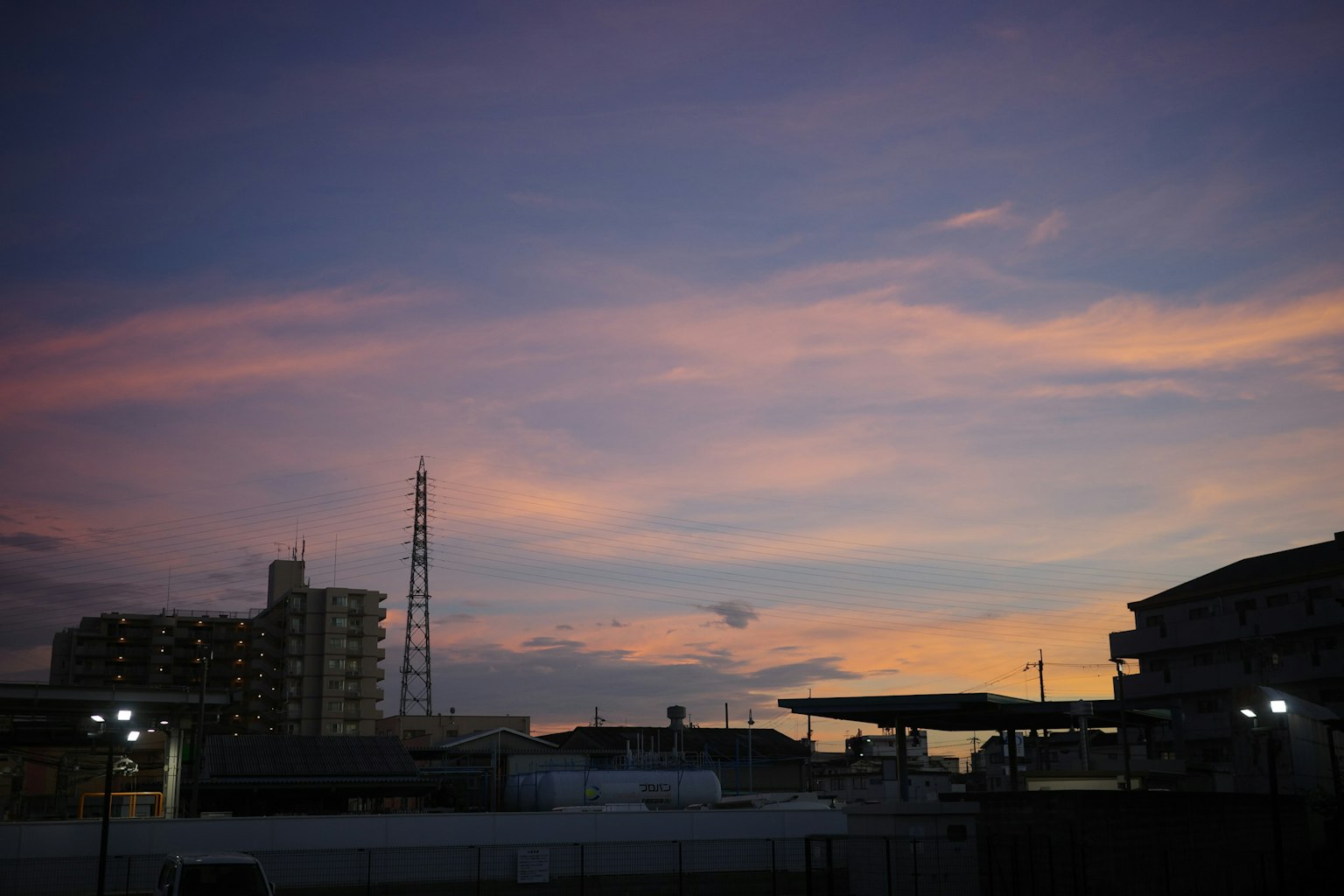 Ciel de coucher de soleil coloré avec des silhouettes de bâtiments