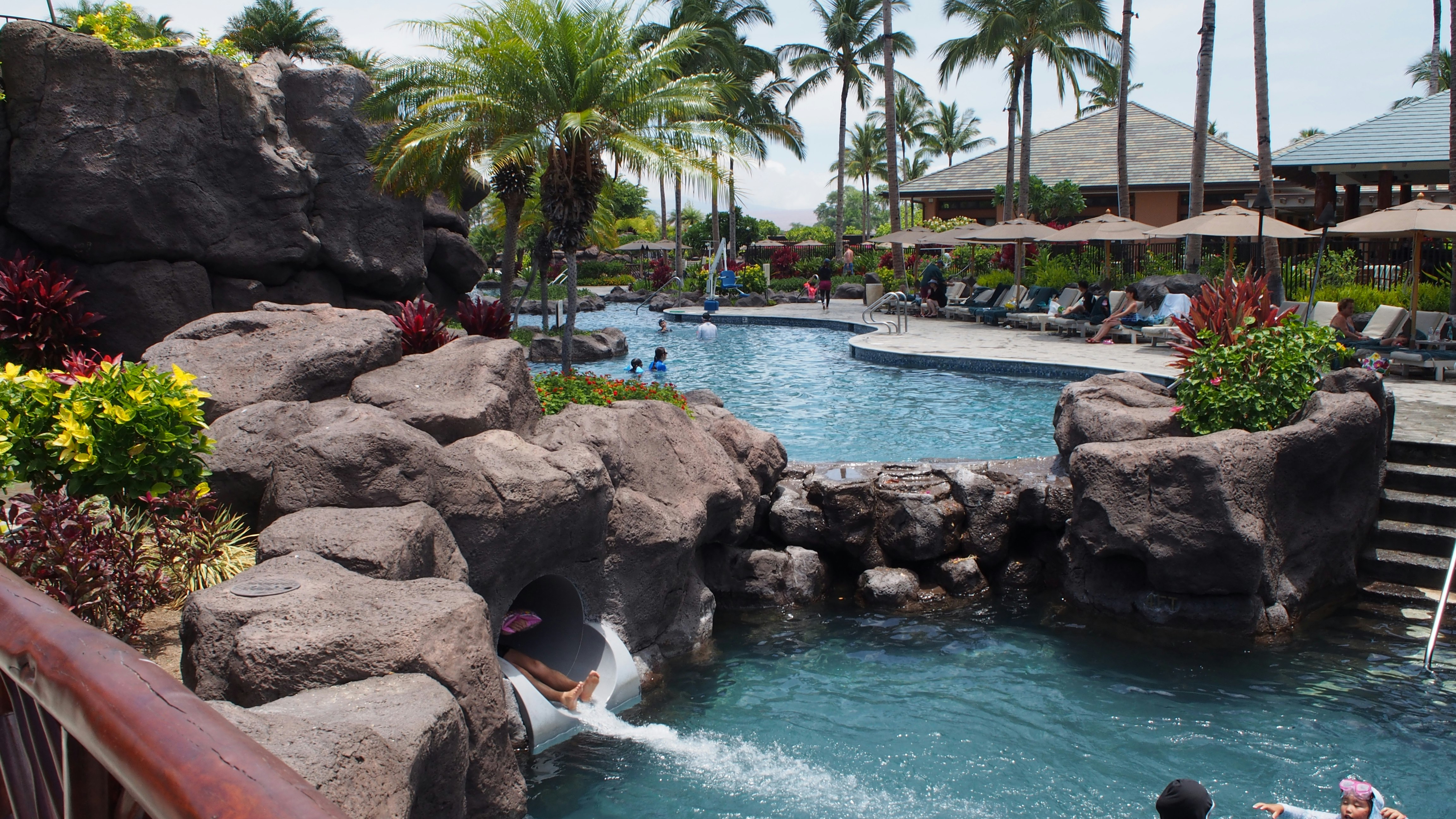 Resort-Pool mit Felsbecken und Palmen