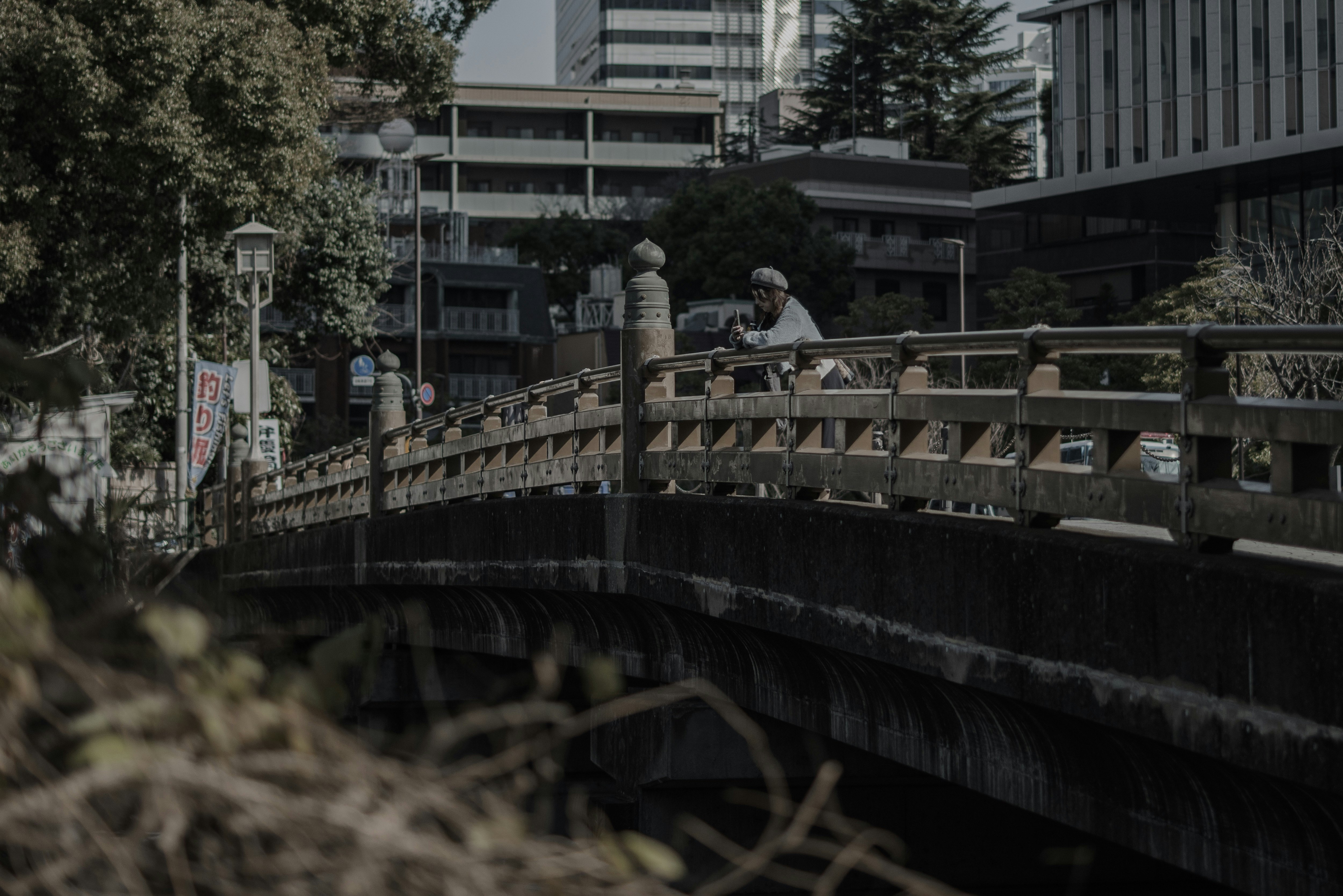 弁慶橋のある街並みと石畳の橋の風景