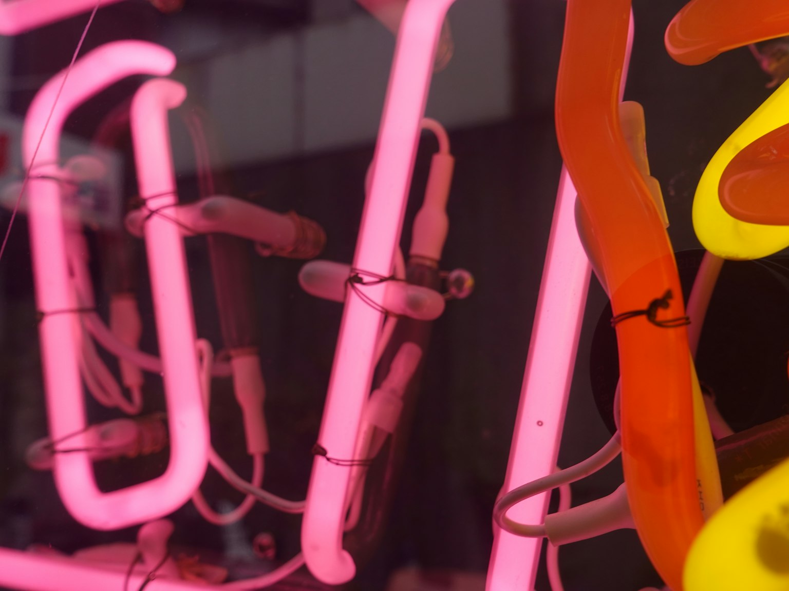 Thiết kế ống neon sống động với màu sắc và hình dạng nổi bật