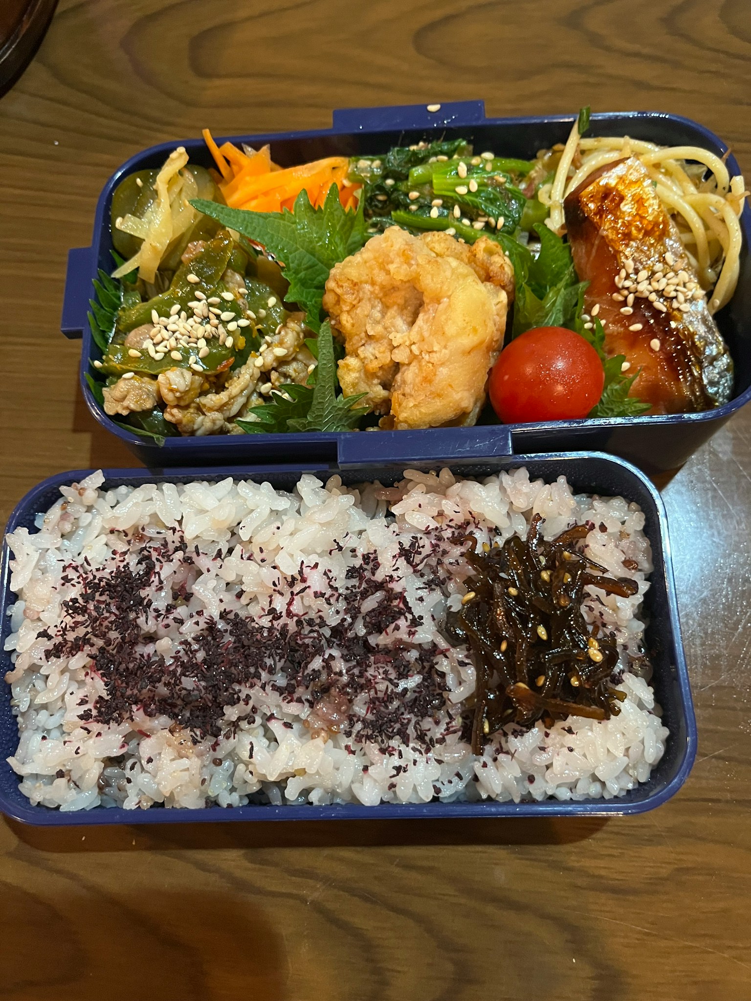 Hộp bento sang trọng với các món ăn đầy màu sắc và cơm