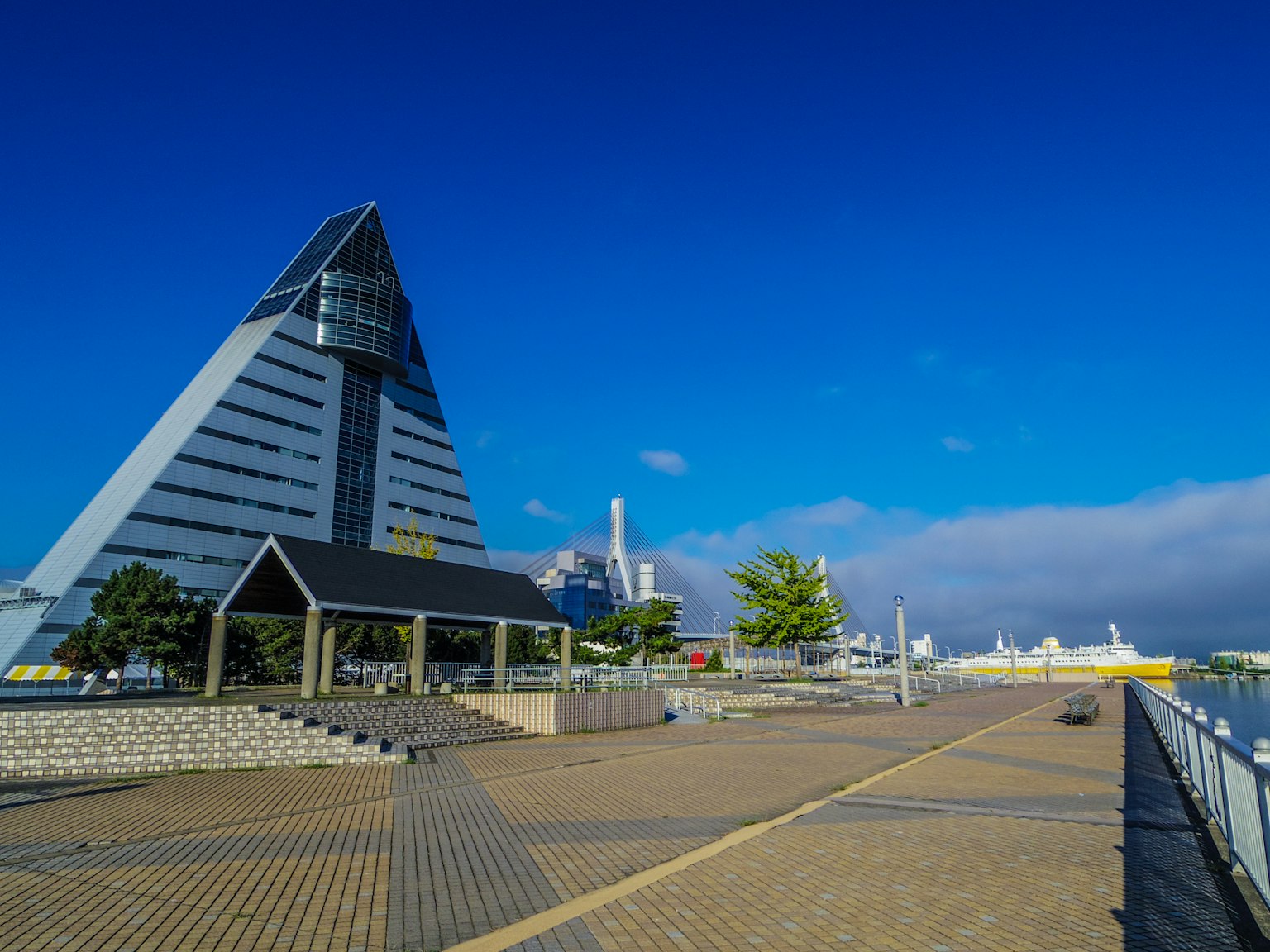 藍天下的金字塔形建築和海濱步道