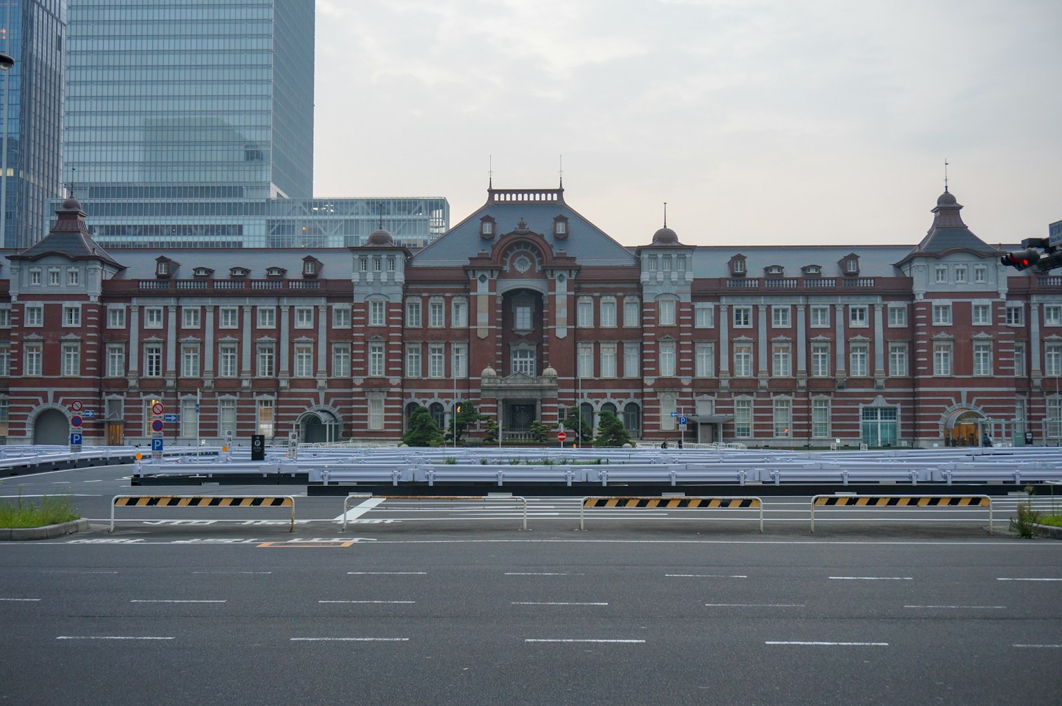 Fasad Stasiun Tokyo yang menunjukkan arsitektur bersejarah dan gedung pencakar langit modern
