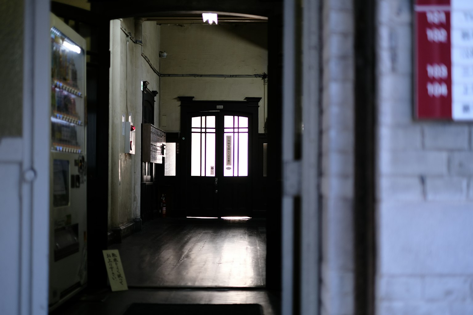 Silhouette di una porta luminosa alla fine di un corridoio scuro