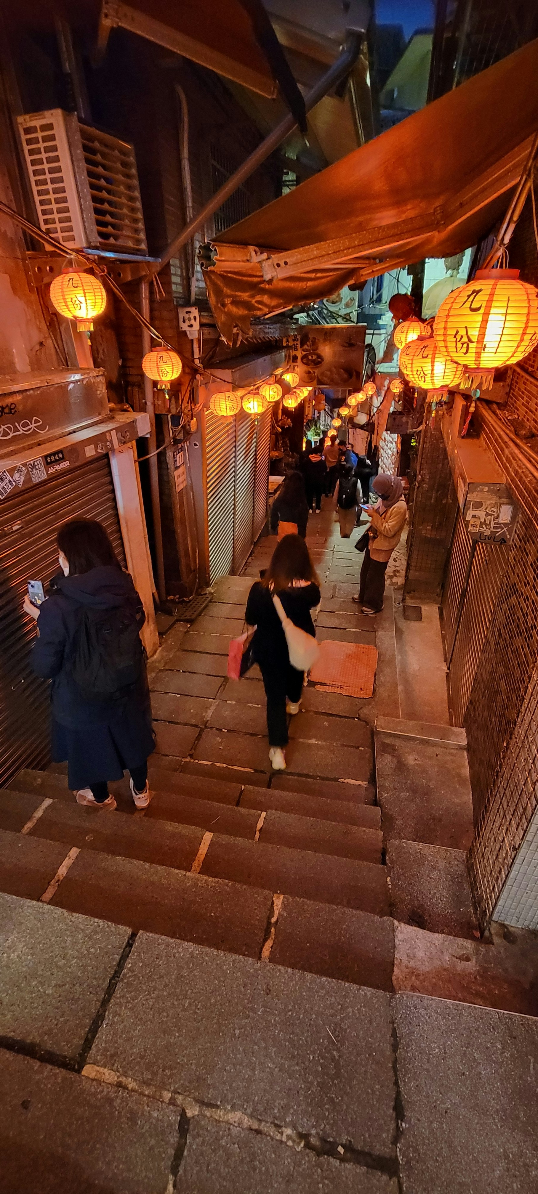 九份の夜の石段と提灯が並ぶ街並み