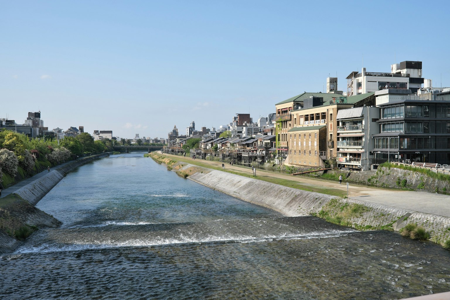 Cảnh đẹp của một con sông và các tòa nhà ở Kyoto