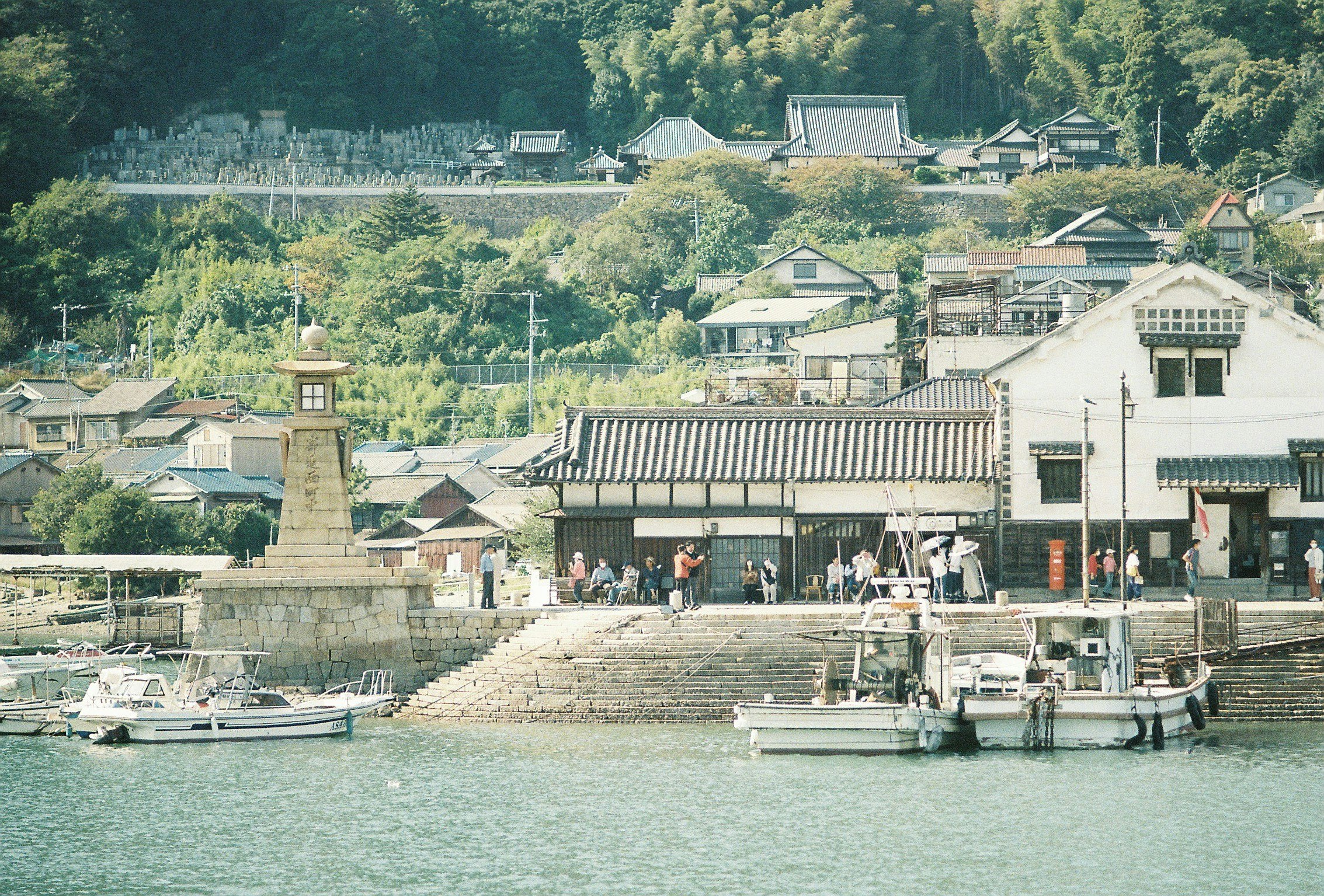 川沿いの石段とボートが並ぶ港の風景