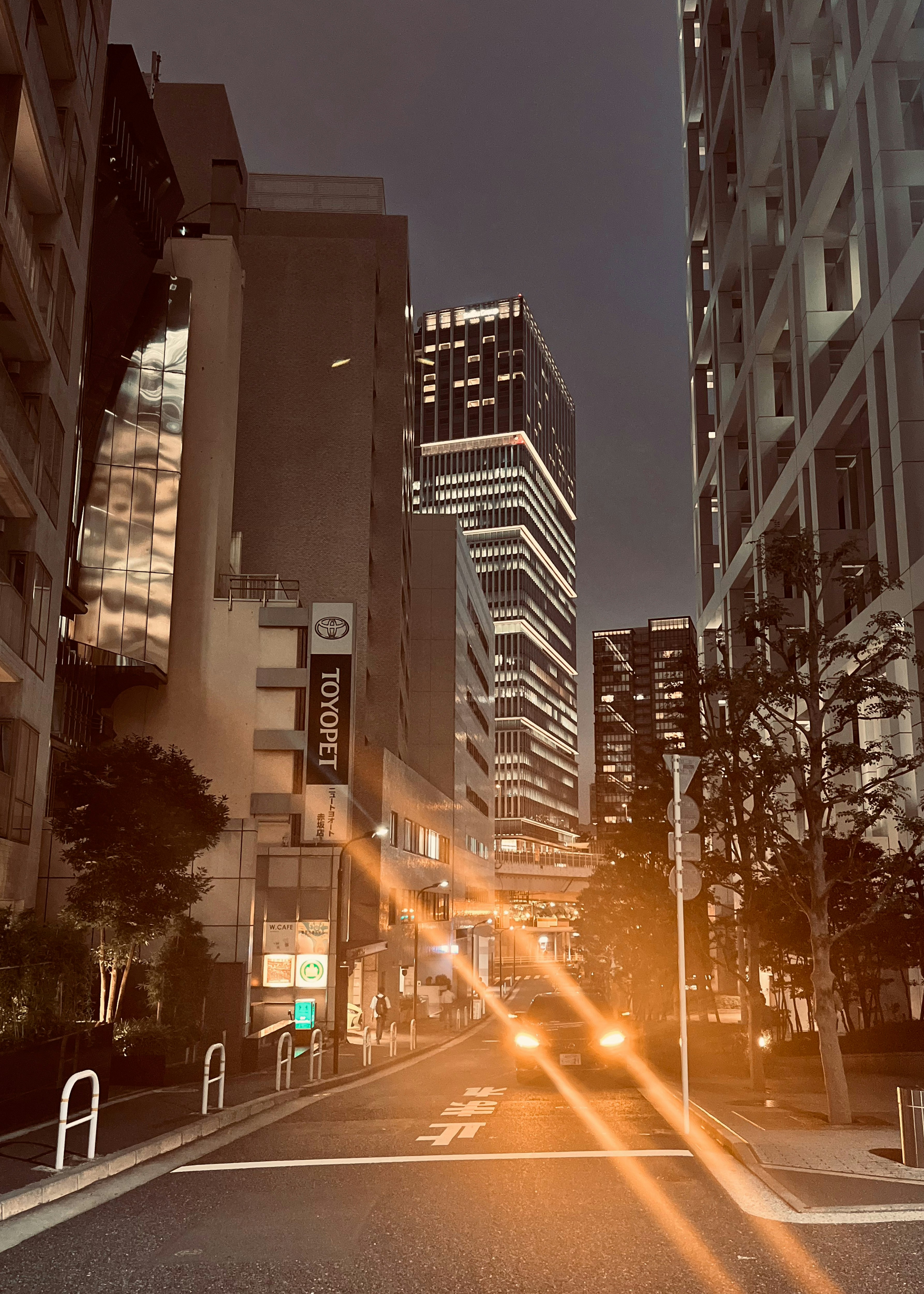 ถนนยามสนธยาที่มีเส้นเลนยาวและตึกระฟ้า