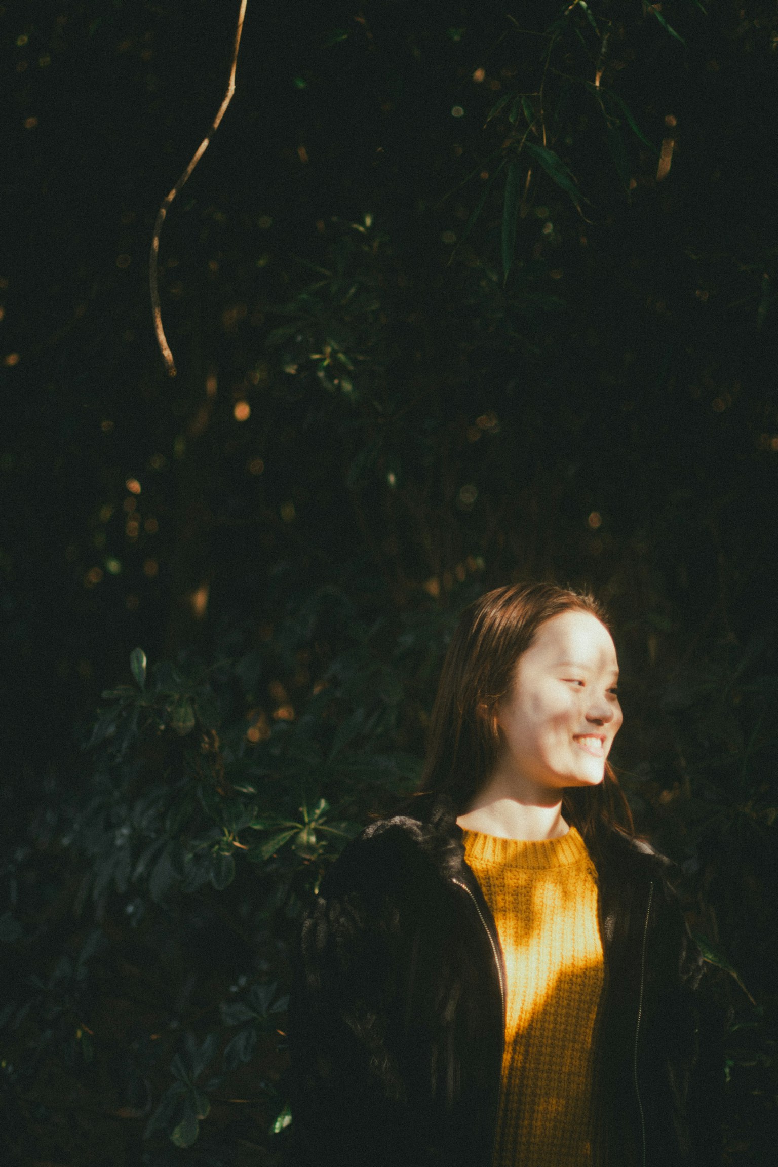 Femme souriante se tenant devant un fond vert